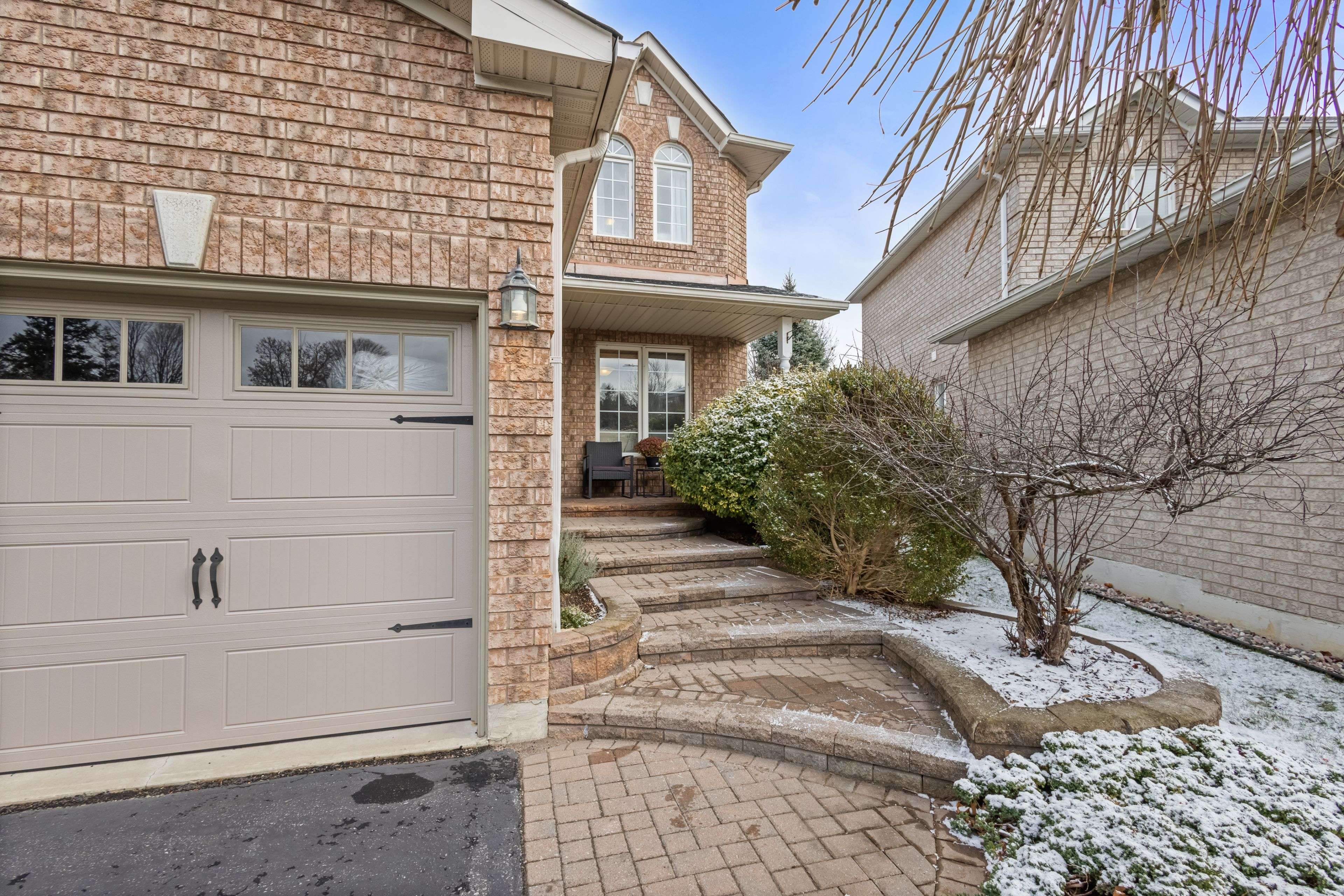 Whitby, ON L1R 2S3,11 Pineway CT