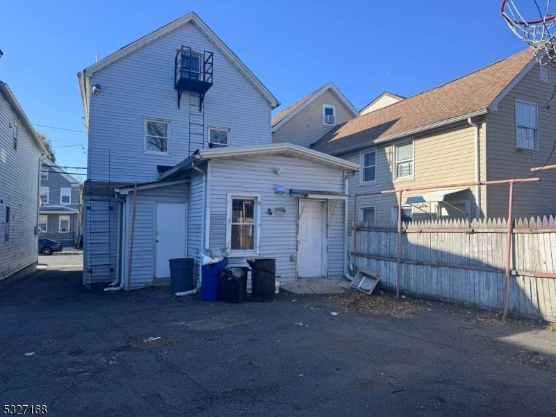 Elizabeth City, NJ 07206,233 Pine St