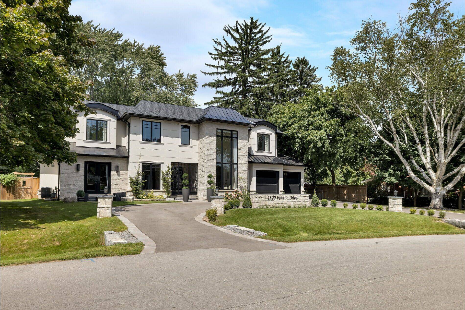 Oakville, ON L6L 1K8,1529 Venetia DR