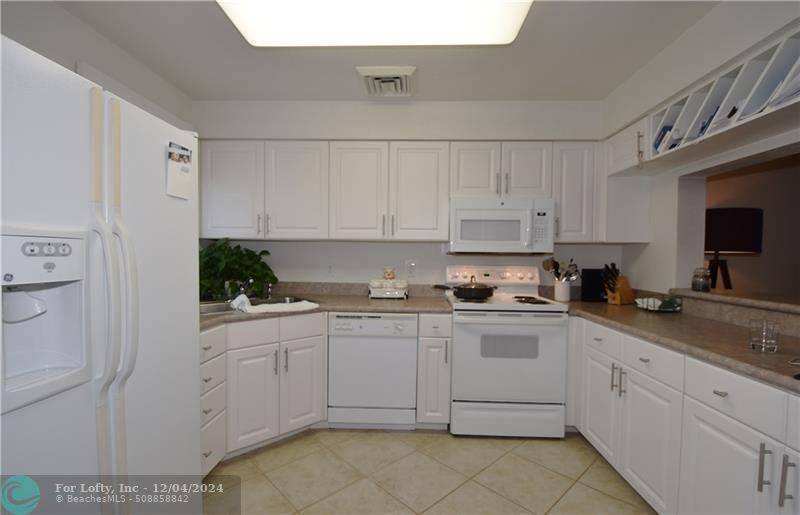 Lauderdale By The Sea, FL 33062,2005 Ocean walk Ter  #303