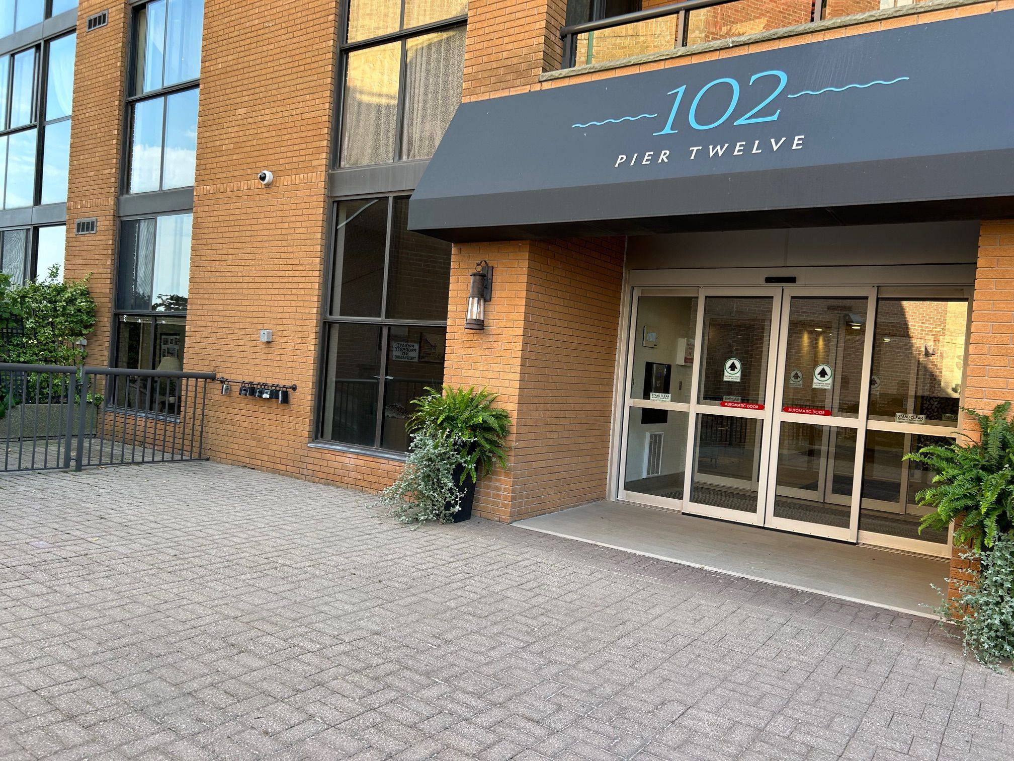 Oakville, ON L6L 1H8,2464 LAKESHORE RD W #UNIT #1