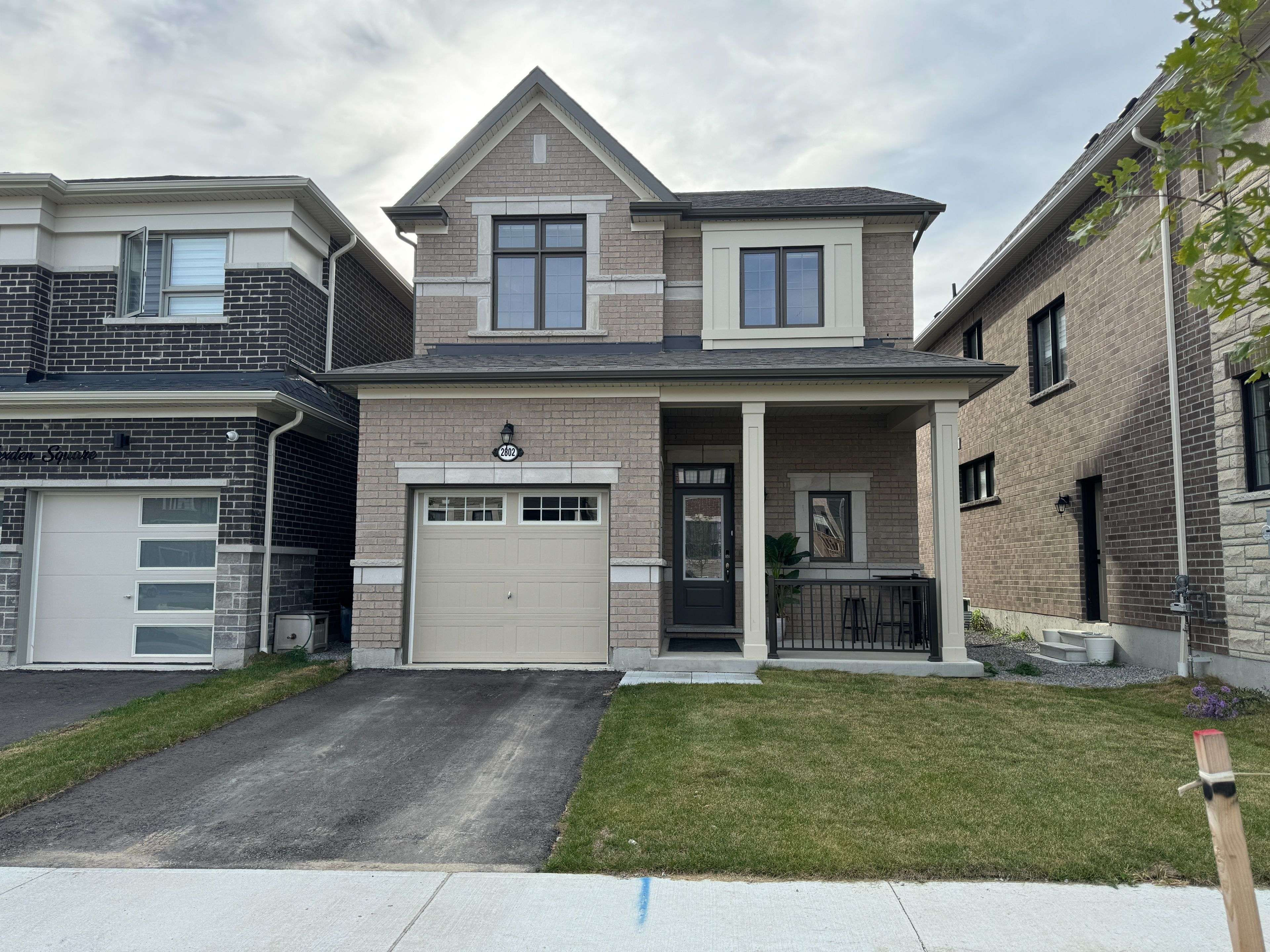 Pickering, ON L0B 1J0,2802 Foxden SQ