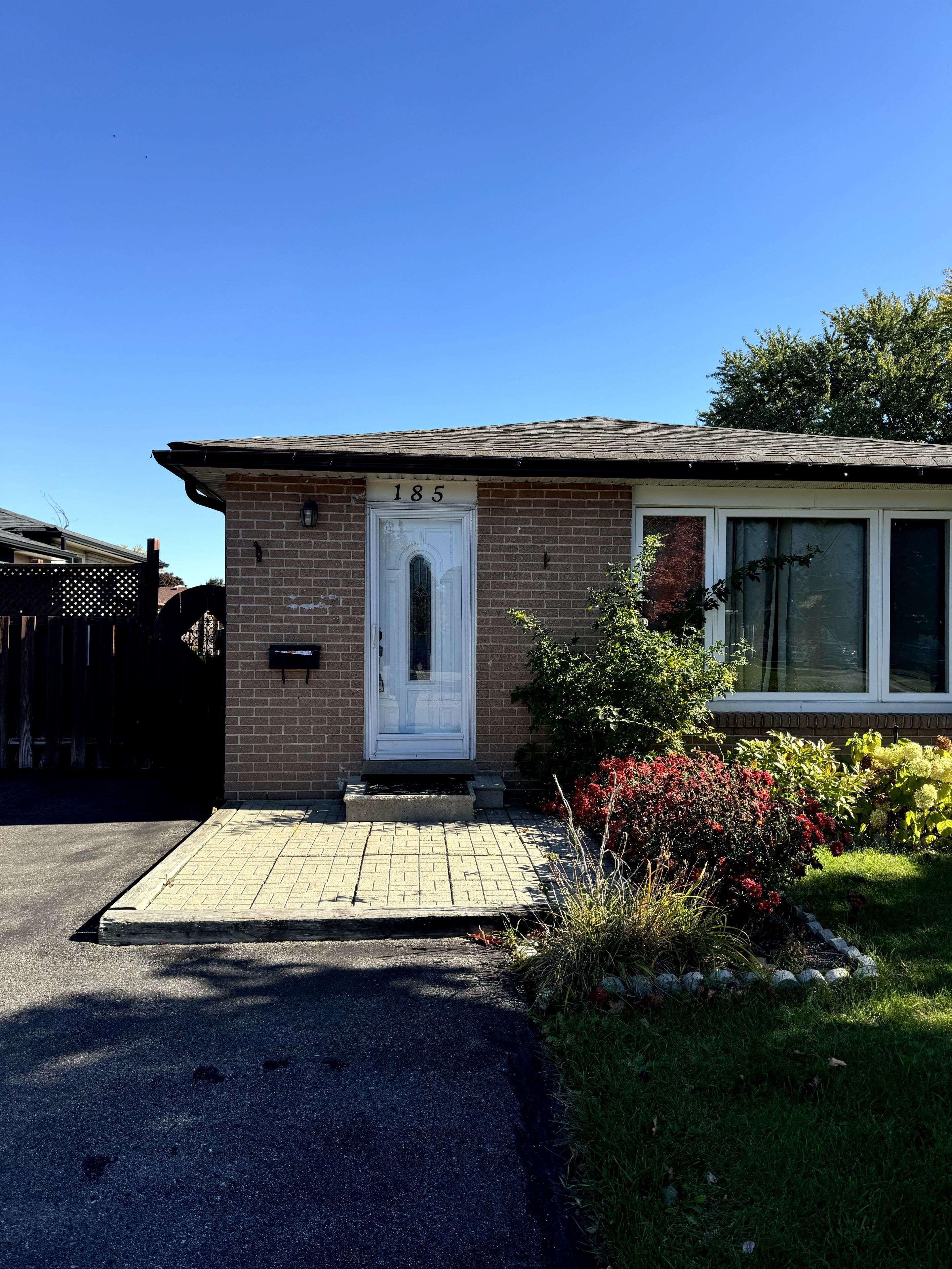 Brampton, ON L6T 2B6,185 Earnscliffe CIR E