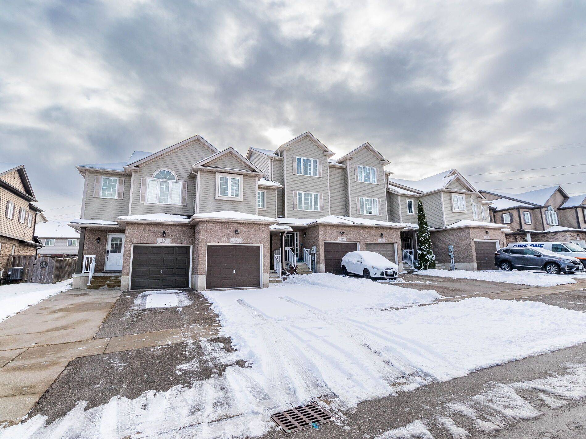 Kitchener, ON N2R 0A4,17 Sorrento ST