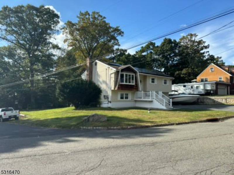 Hopatcong Boro, NJ 07874,28 Kynor Ave