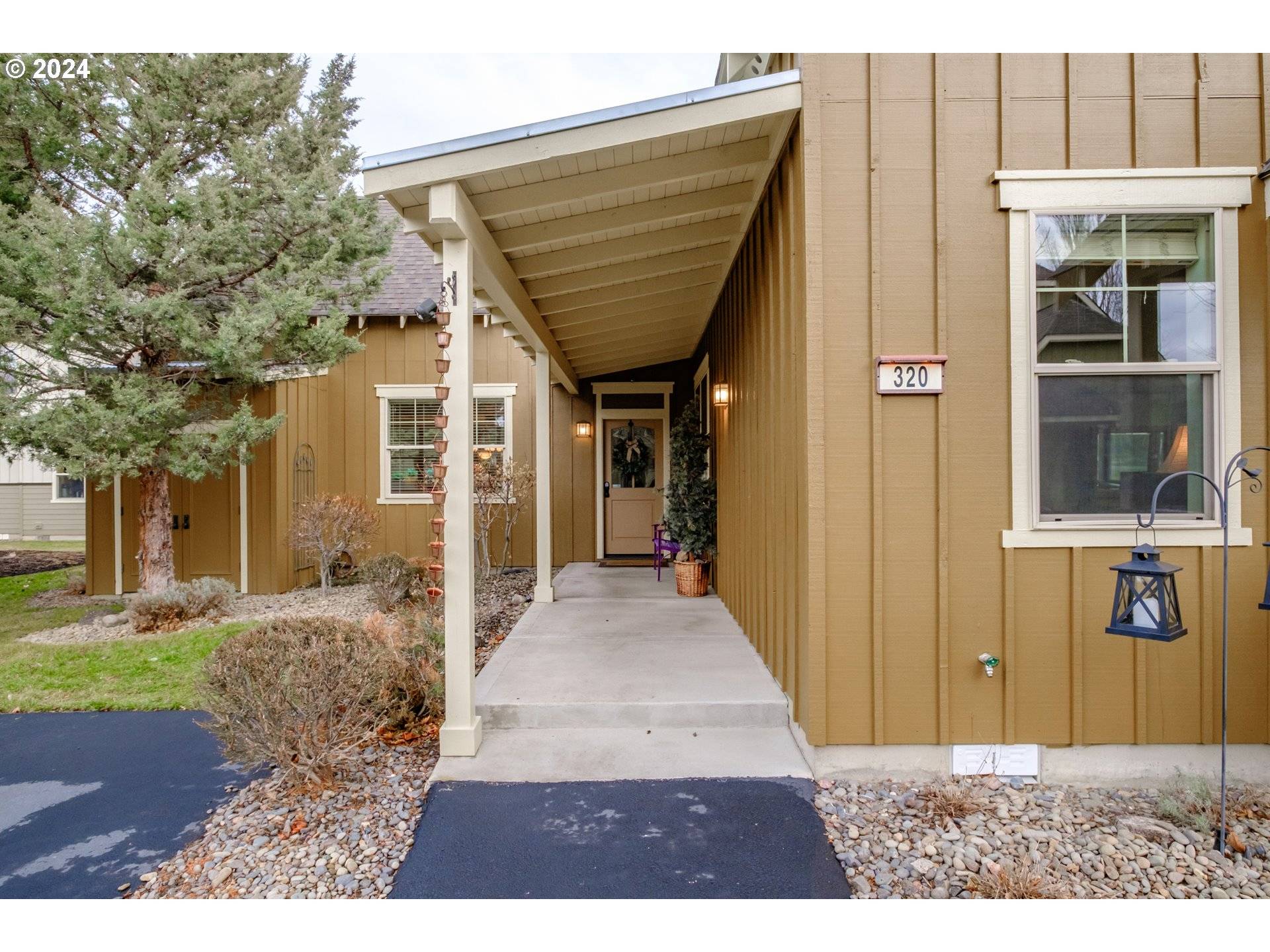 Redmond, OR 97756,320 SPLIT RAIL LN