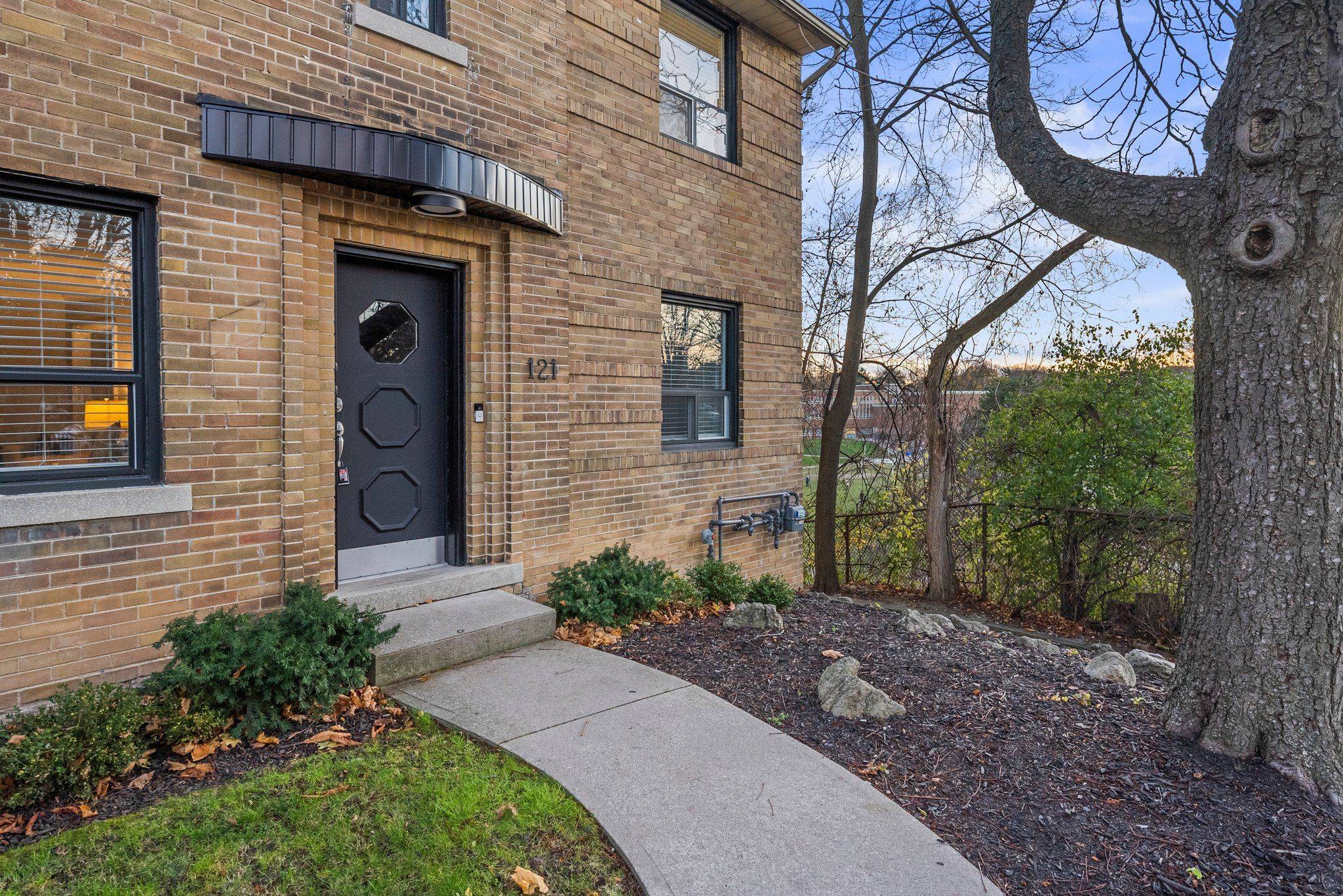 Toronto C04, ON M4R 1S8,121 Cheritan AVE #1