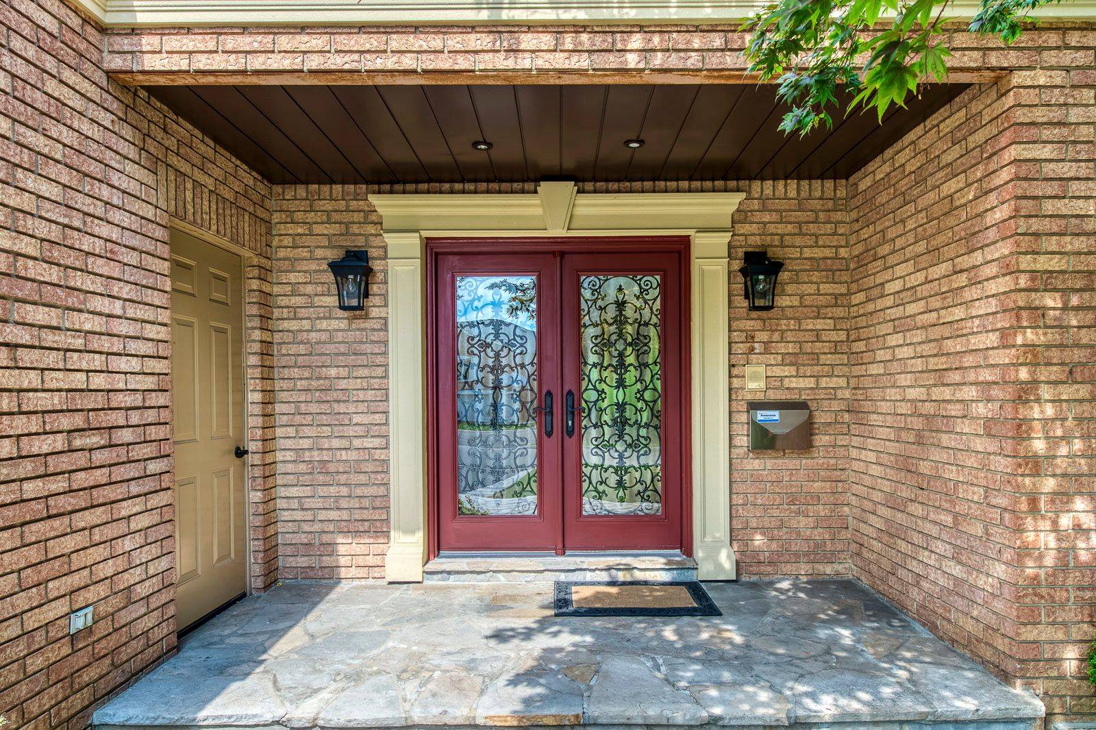 Mississauga, ON L5L 3E2,1729 Featherston CT