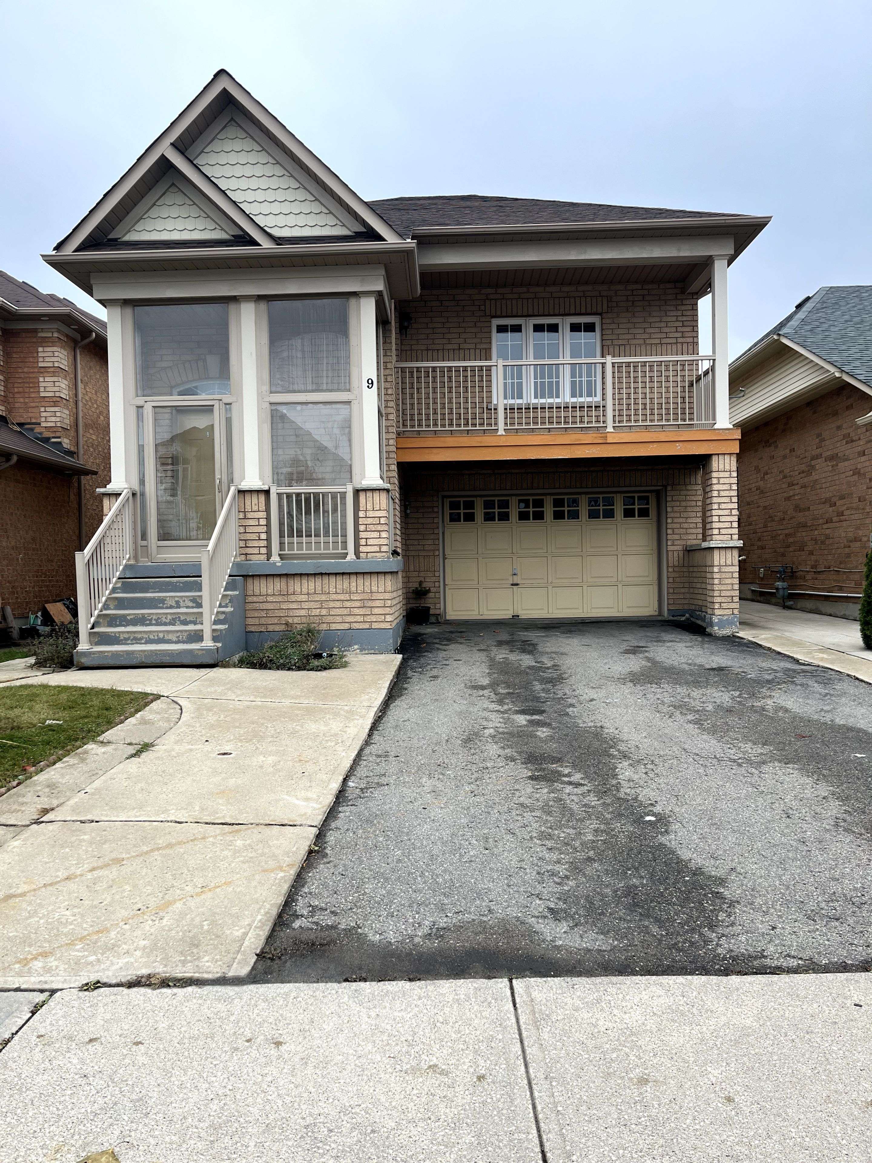 Brampton, ON L6P 1K4,9 Denim DR #Upper