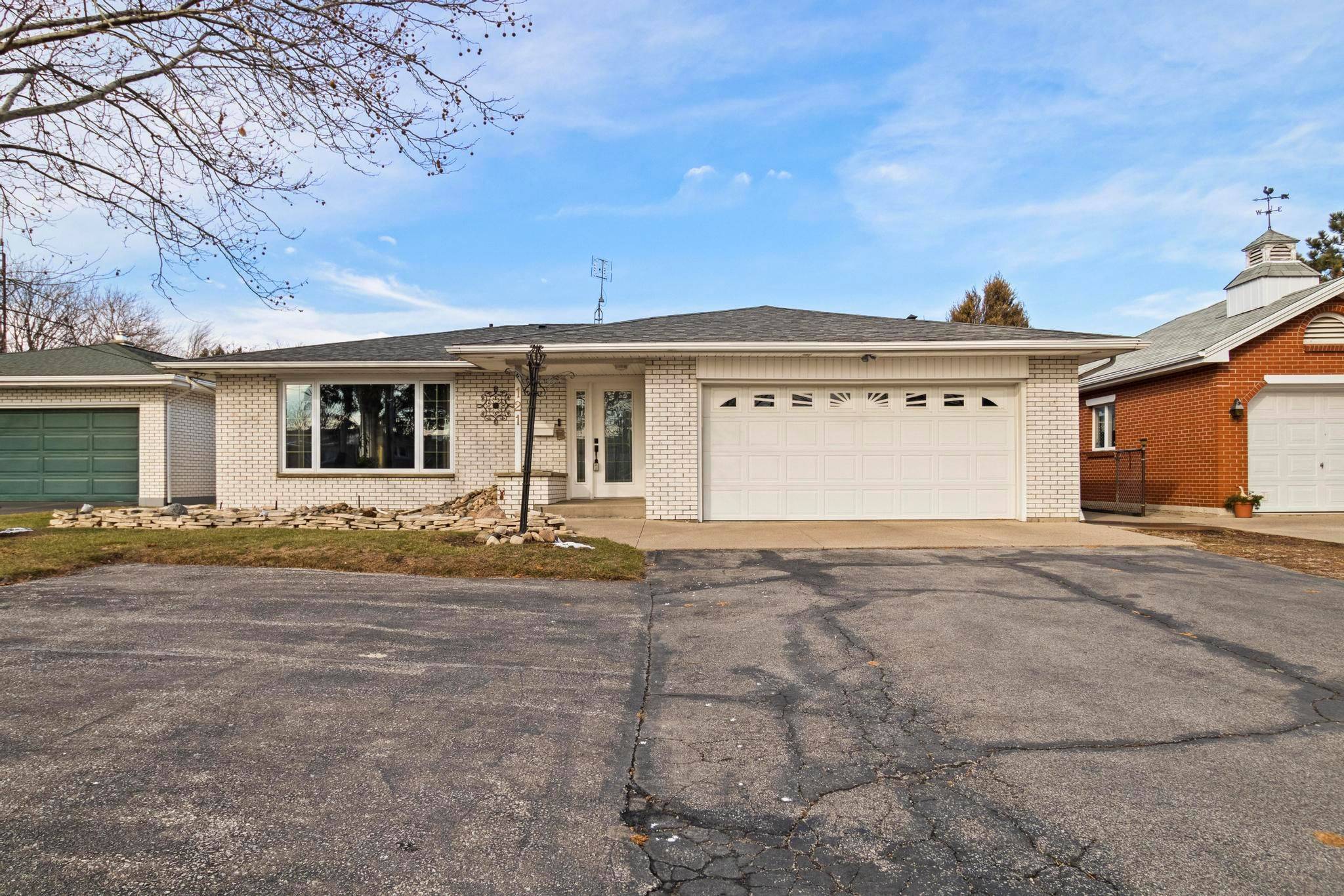 Leamington, ON N8H 2B8,121 Oak ST W