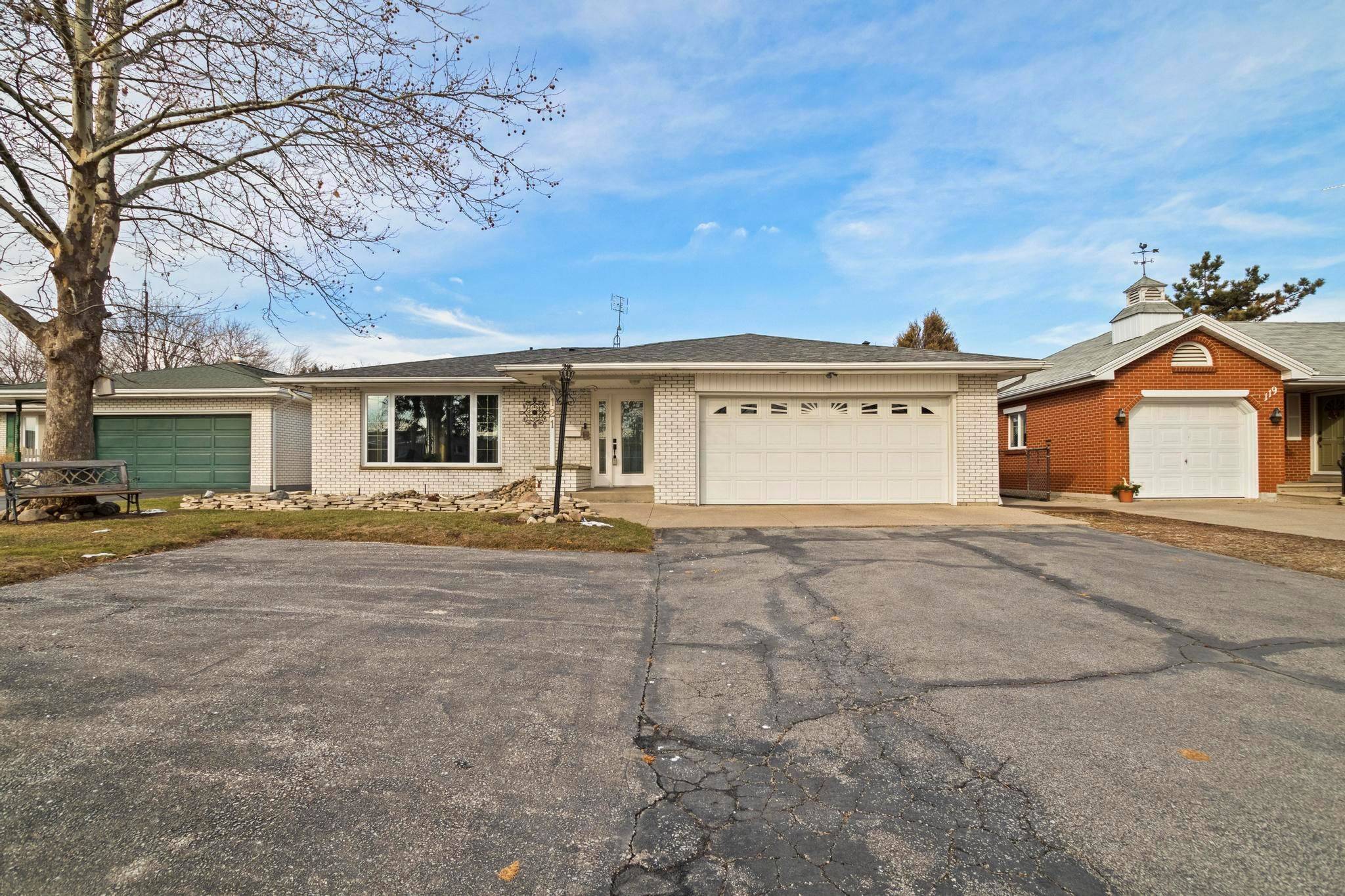 Leamington, ON N8H 2B8,121 Oak ST W