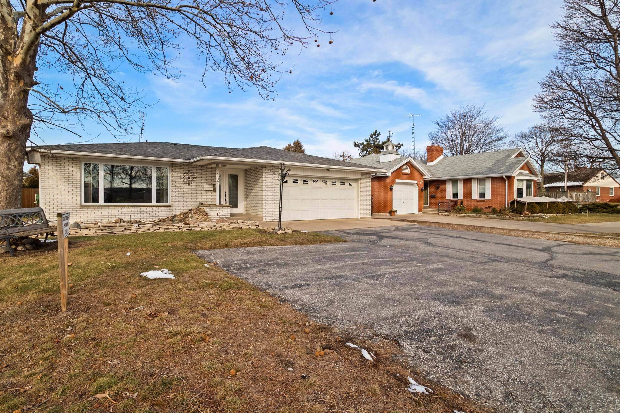 Leamington, ON N8H 2B8,121 Oak ST W