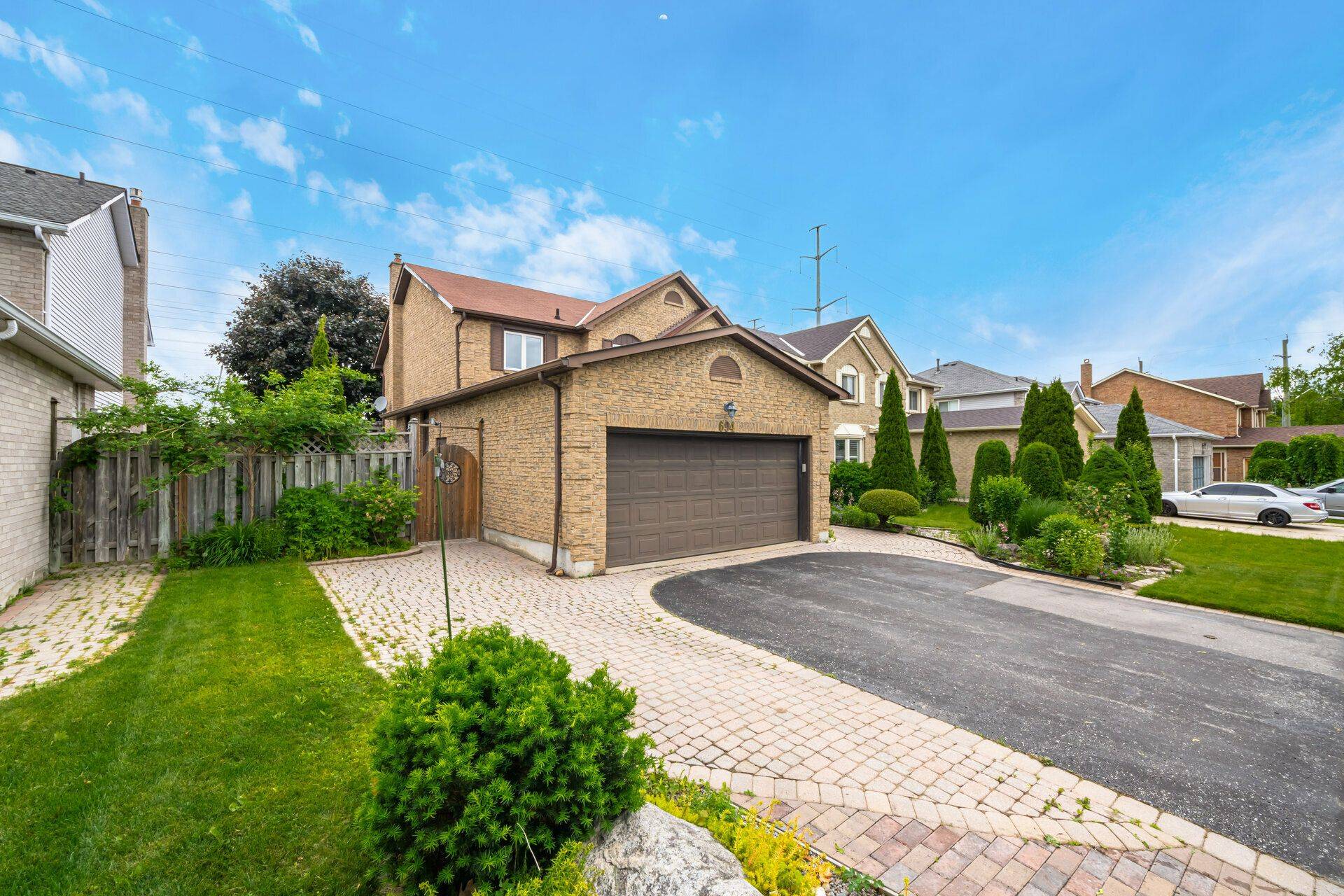 Pickering, ON L1X 1L6,694 Amaretto AVE