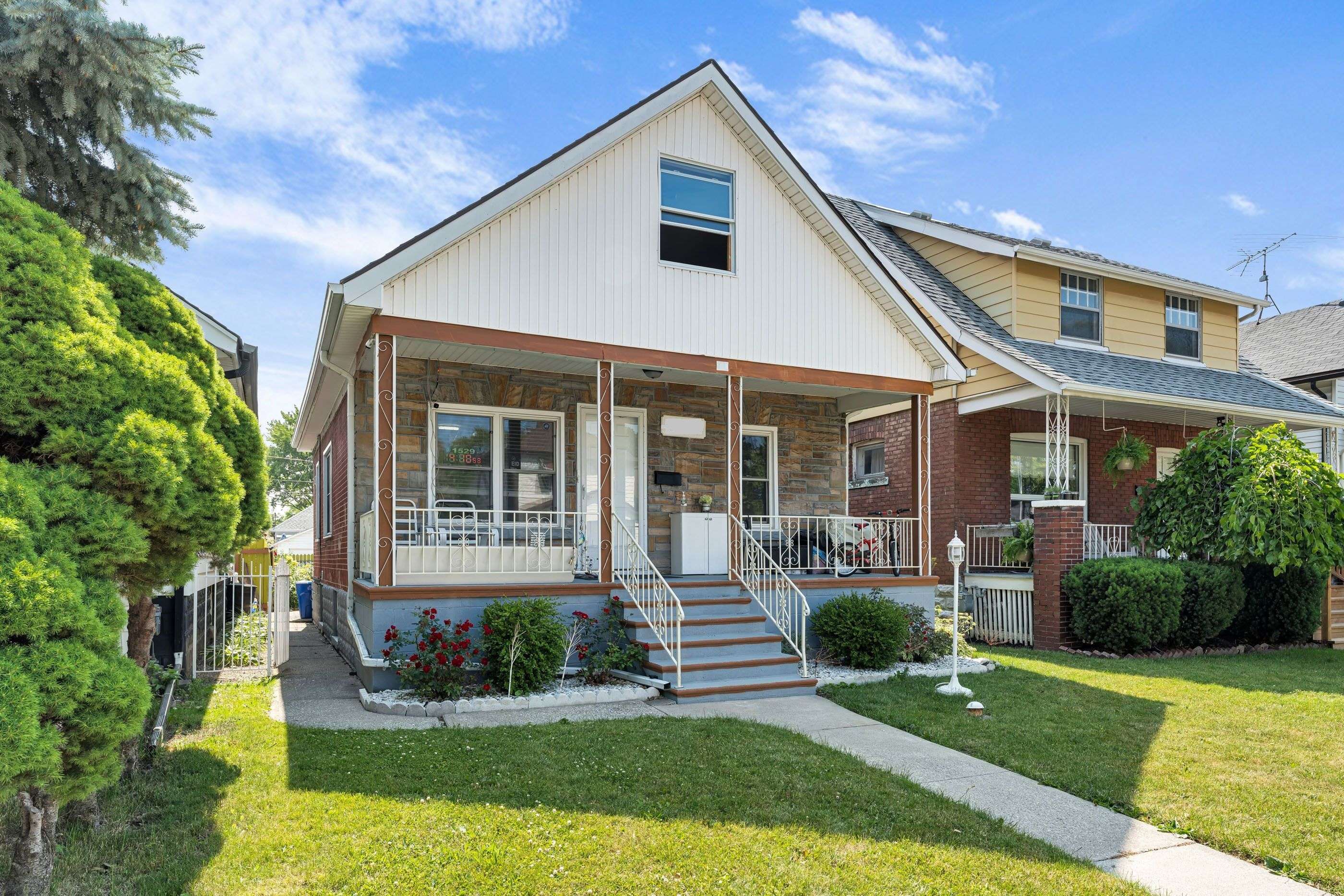 Windsor, ON N8X 4R6,1529 Hall AVE