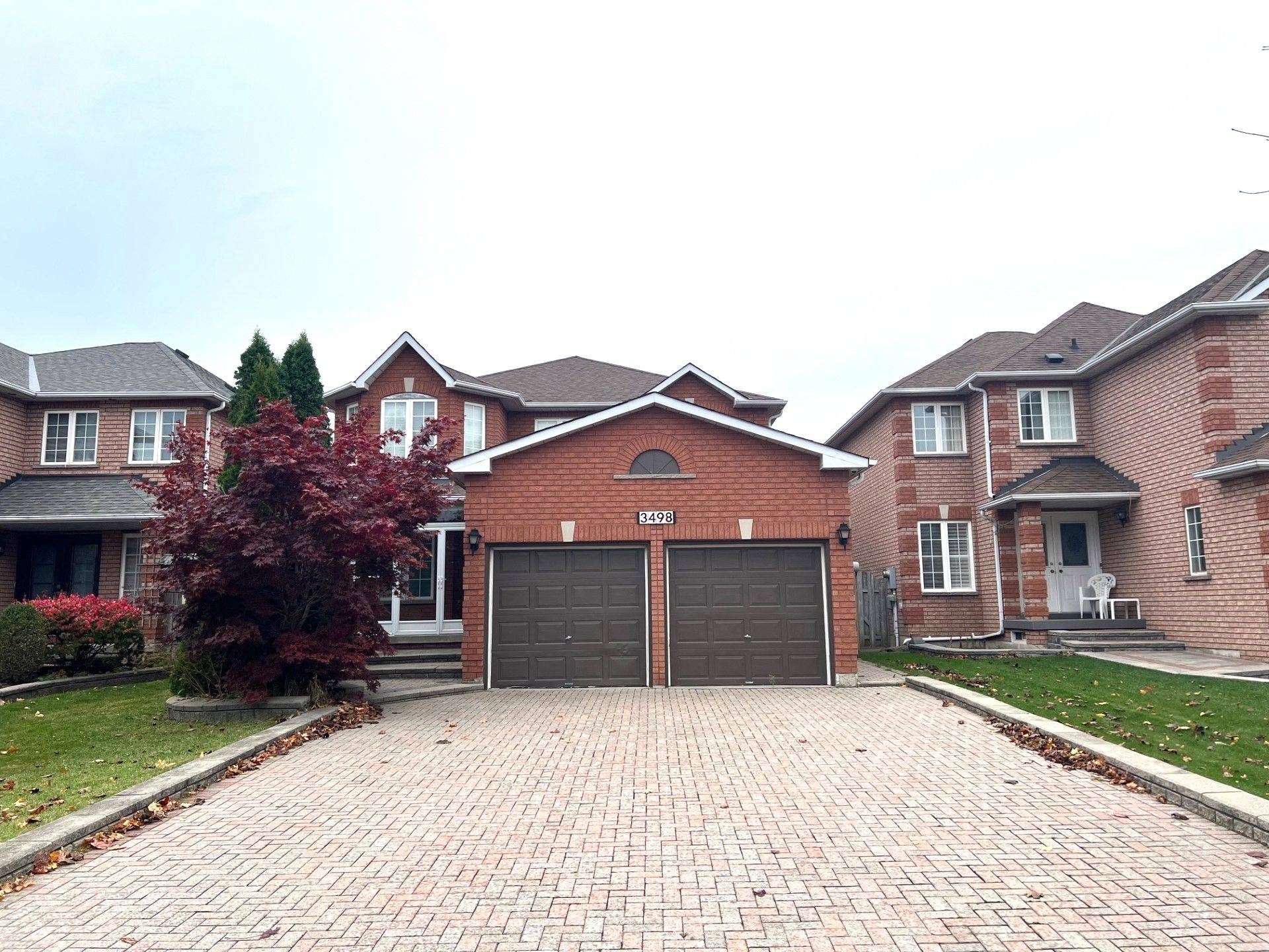 Mississauga, ON L5B 4E1,3498 Old Orchard Park DR