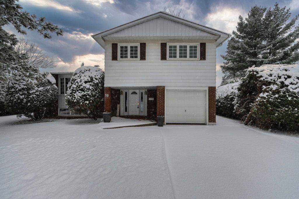 Blackburn Hamlet, ON K1B 4B5,19 Wedgewood CRES