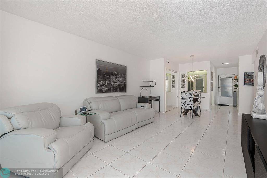 Hallandale Beach, FL 33009,465 Paradise Isle Blvd  #106