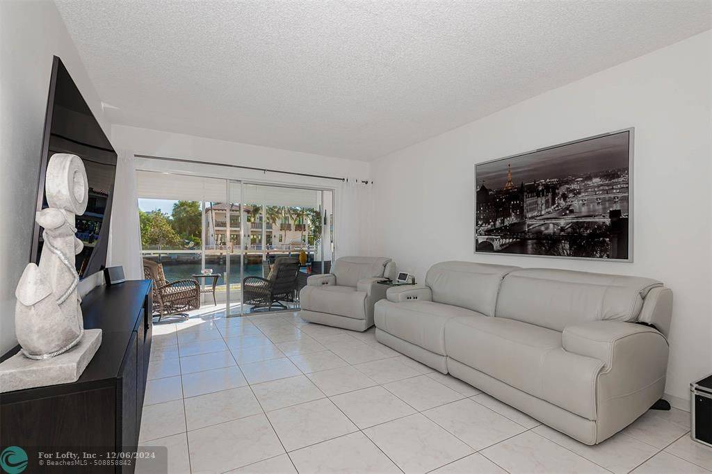 Hallandale Beach, FL 33009,465 Paradise Isle Blvd  #106