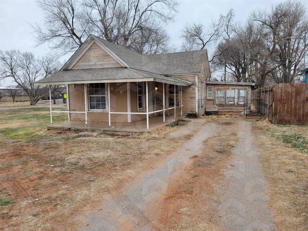 Elk City, OK 73644,808 W B Avenue