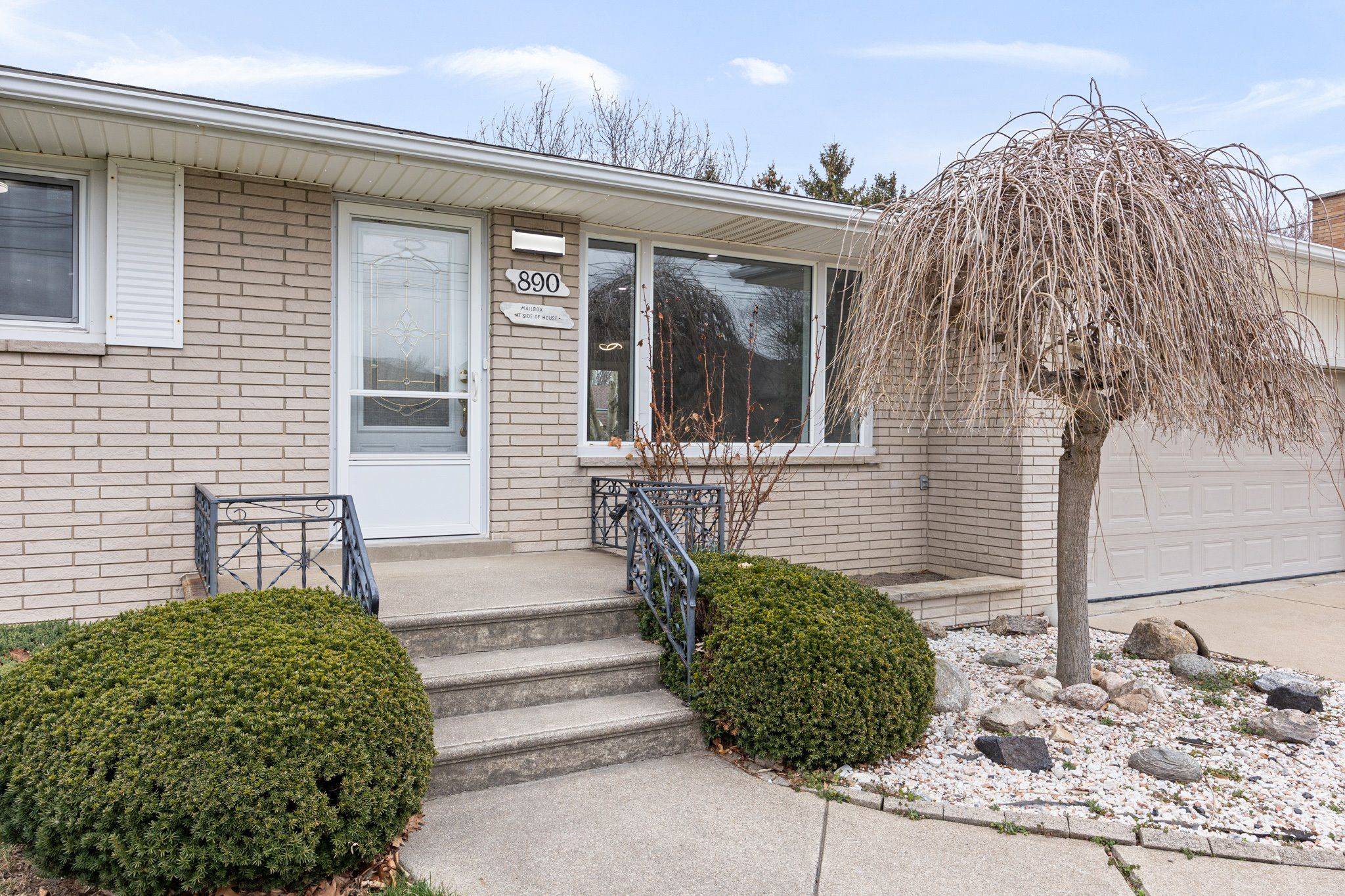 Windsor, ON N9G 1M3,890 Wallace AVE