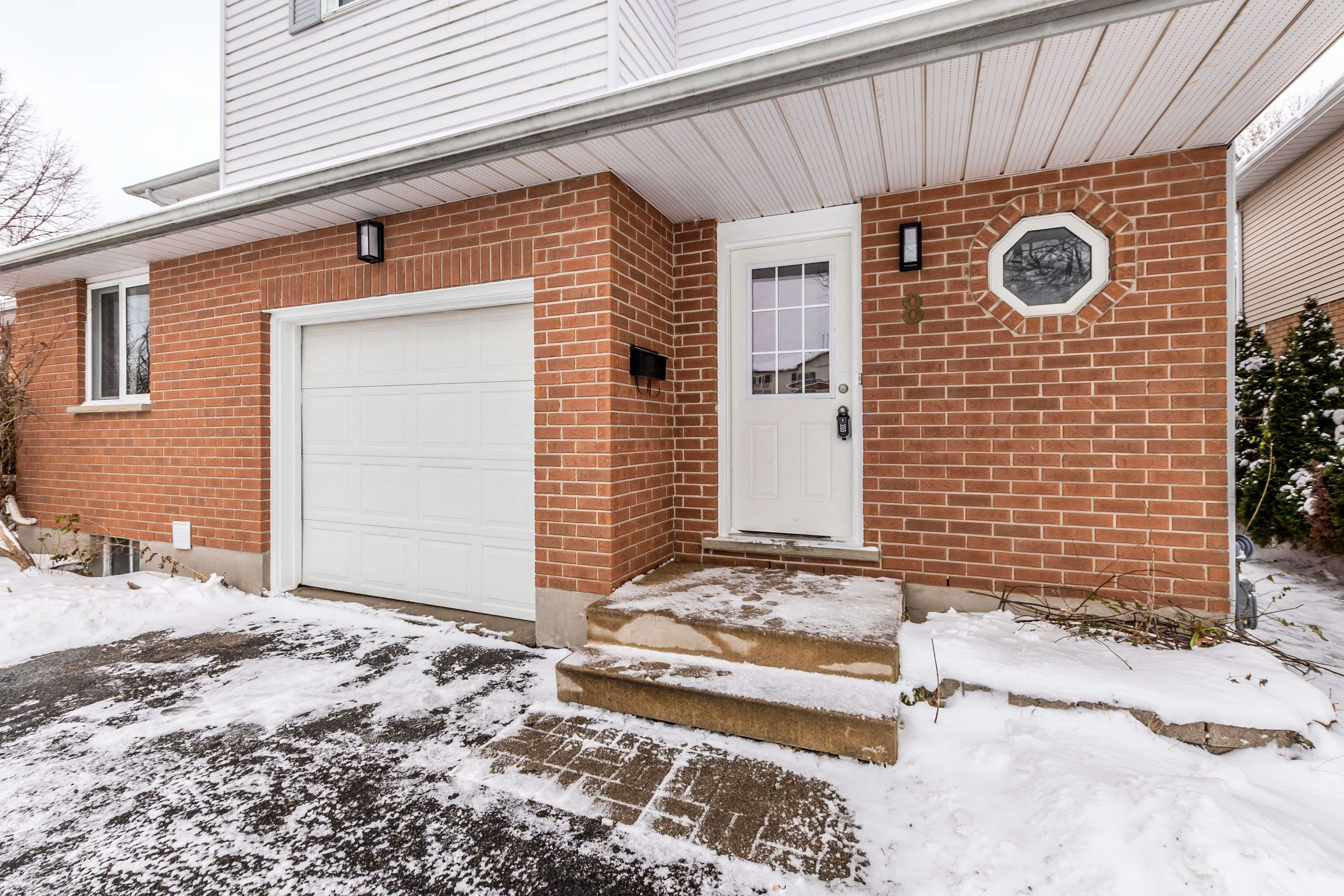 Kitchener, ON N2E 3K8,8 Tamvale CRES