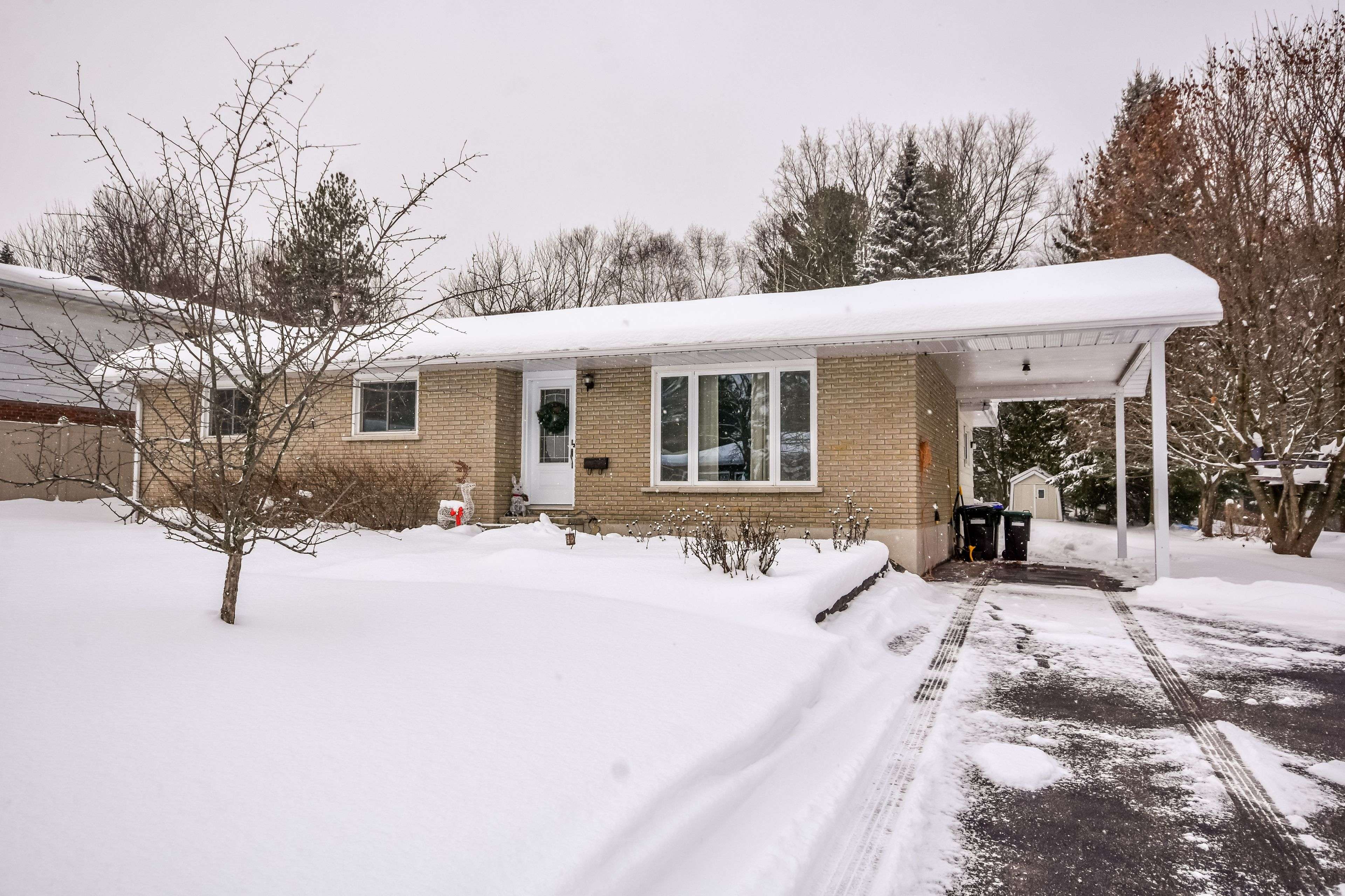 Oro-medonte, ON L3V 6H8,93 Jamieson CRES