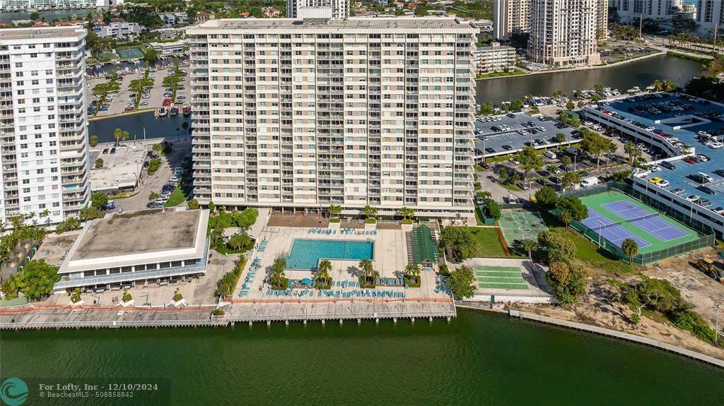 Sunny Isles Beach, FL 33160,300 Bayview Dr  #206