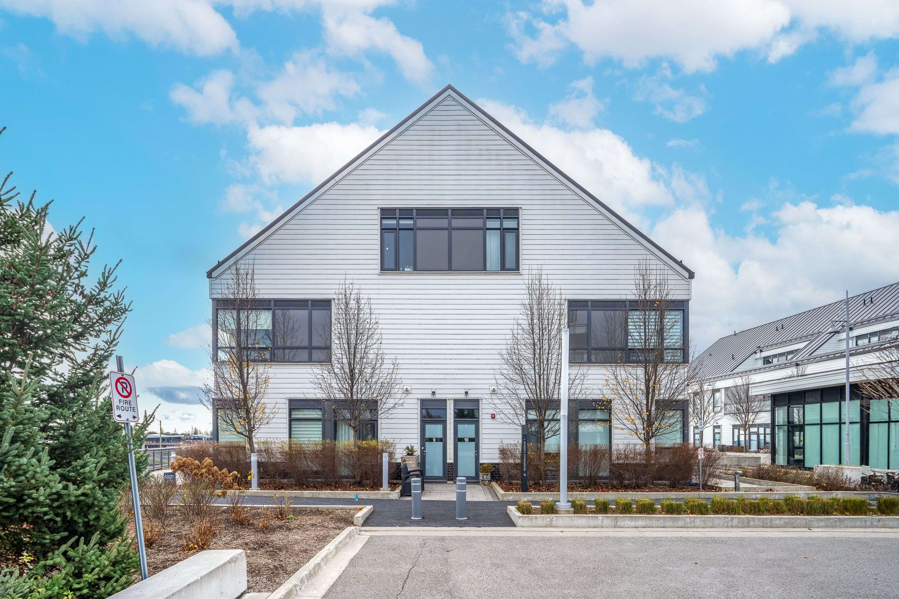 Innisfil, ON L9S 0M1,233 Broward AVE #9