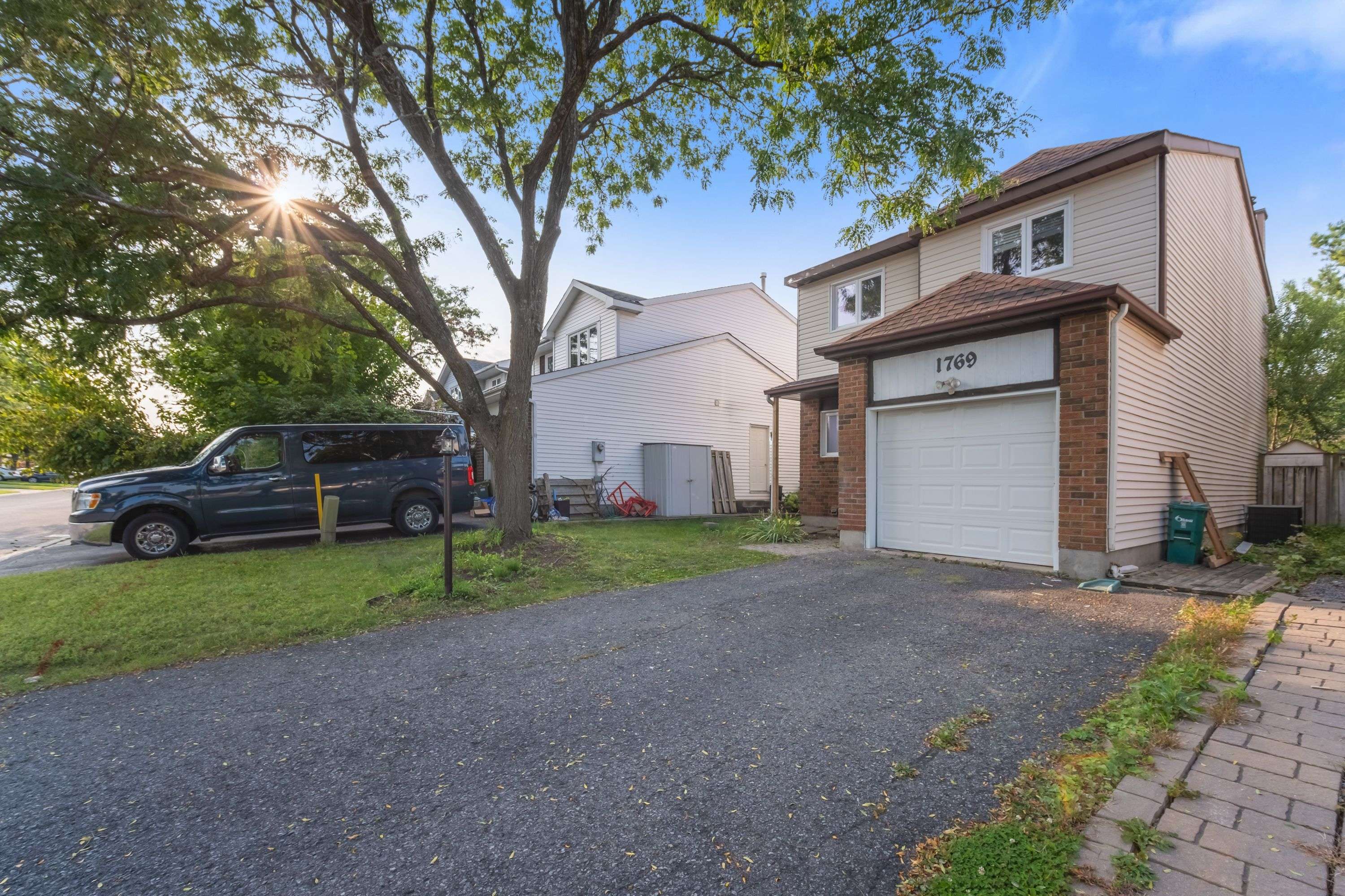 Ottawa, ON K1C 5K1,1769 Bromont WAY