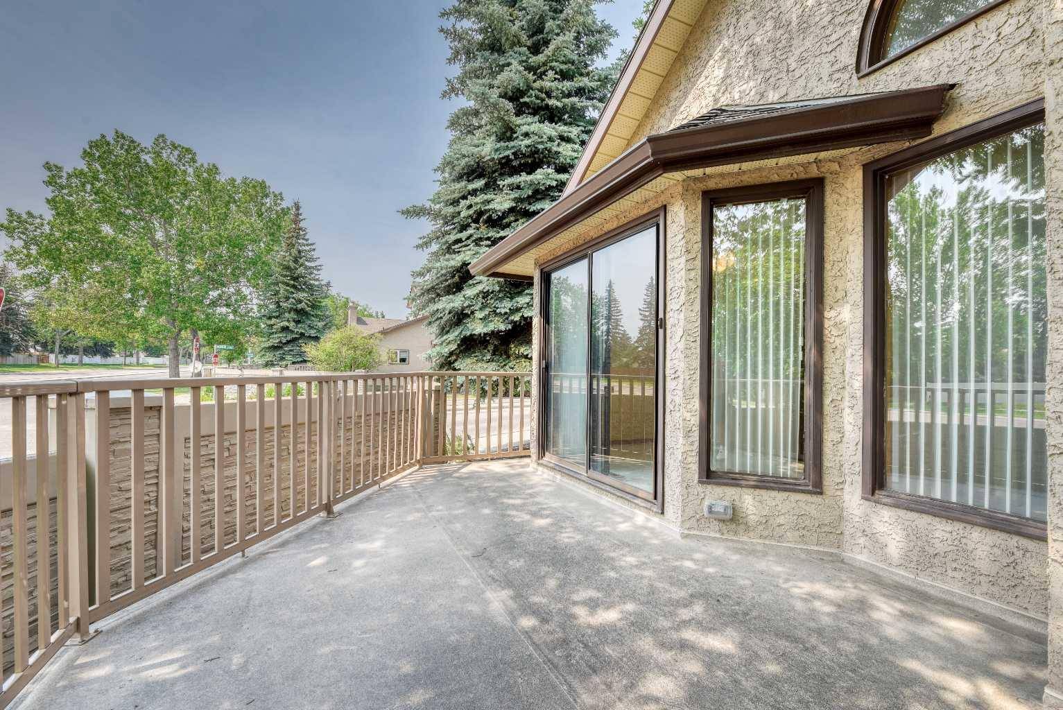 Calgary, AB T2V 5H2,106 Oakbriar Close SW