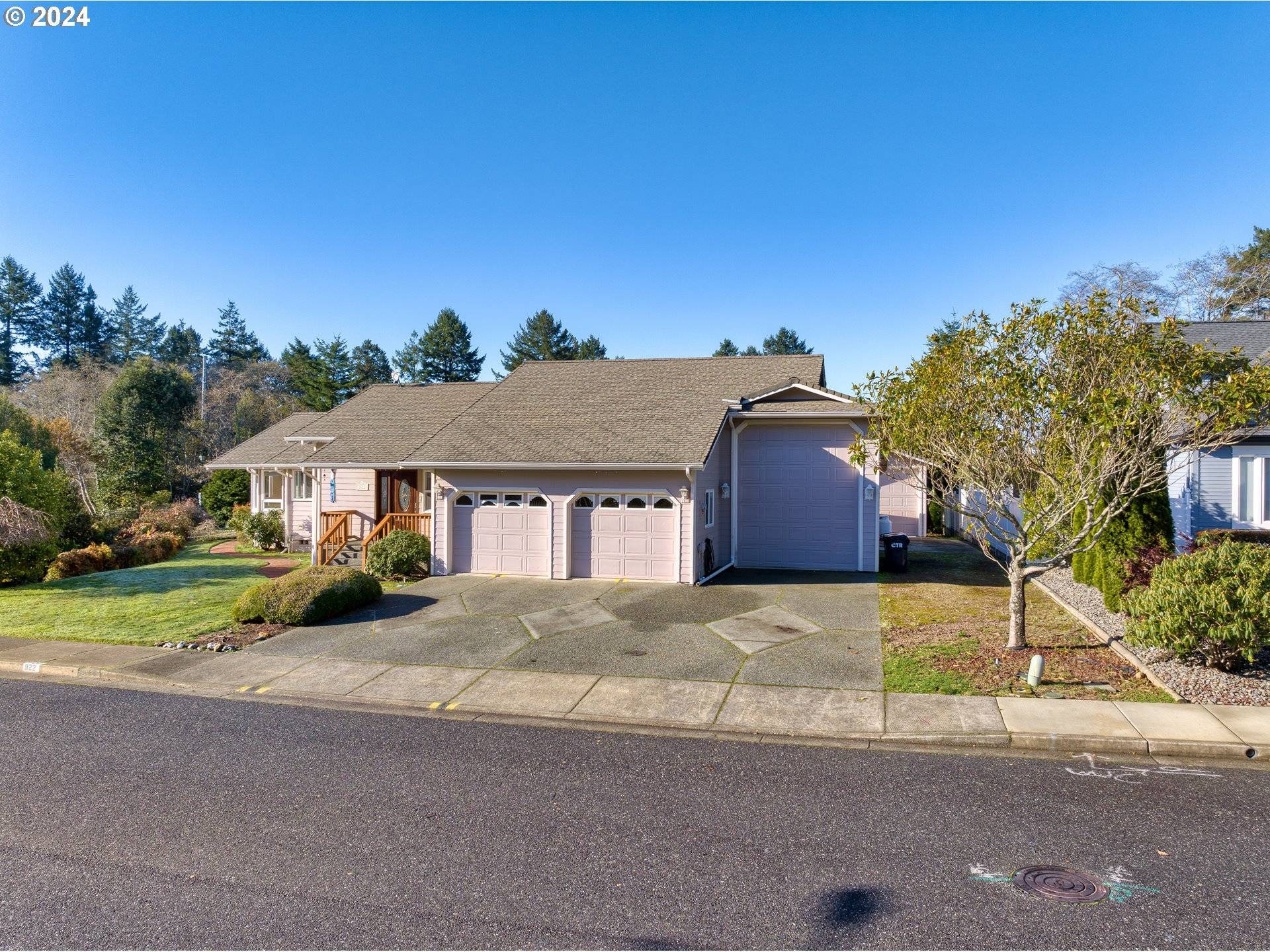 Brookings, OR 97415,922 TIMBERLINE DR