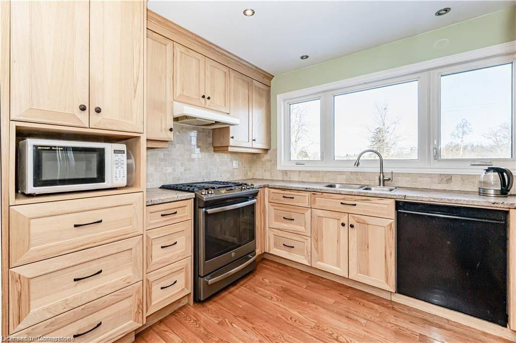 Kitchener, ON N2M 4J5,15 Greenbrook DR