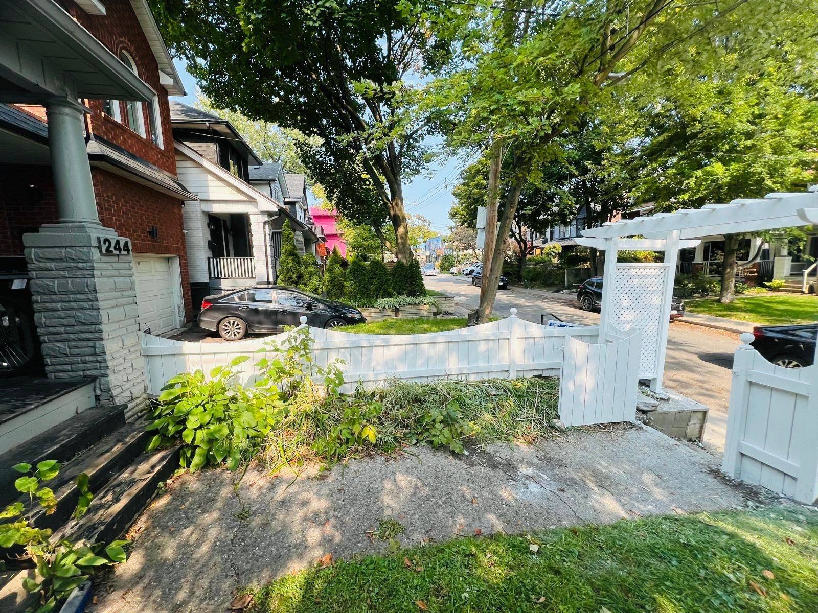 Toronto E01, ON M4L 2Y9,244 Ashdale AVE