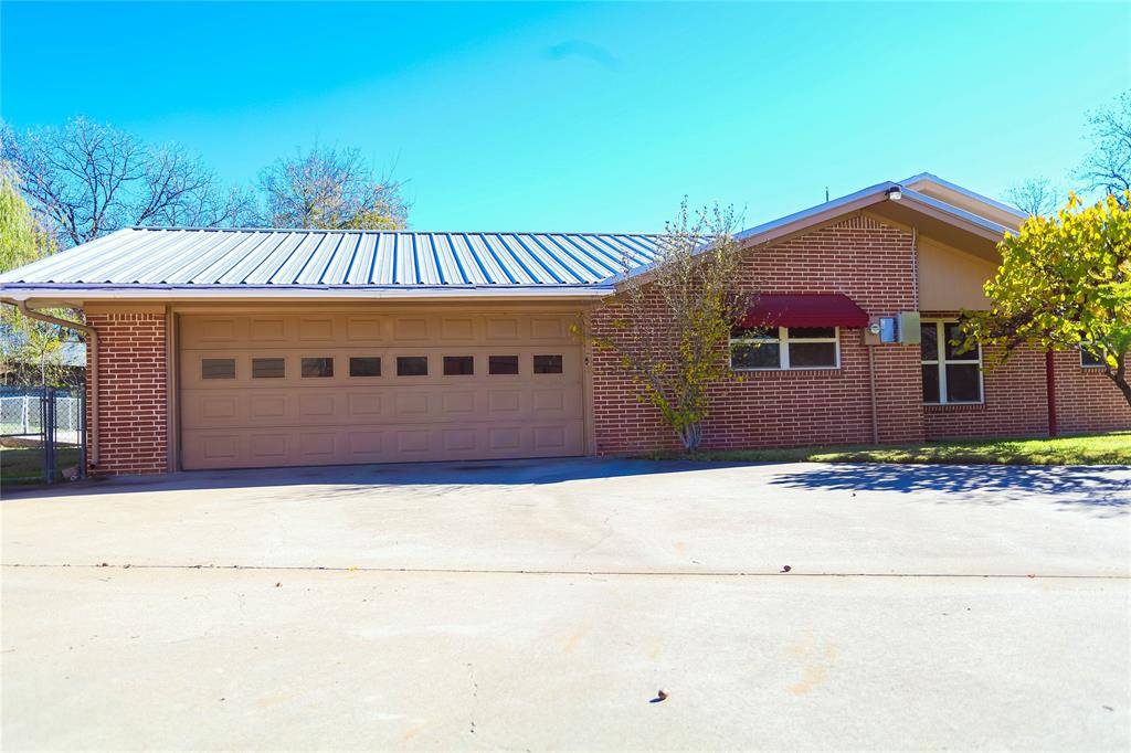 Comanche, TX 76442,405 W Neely Avenue