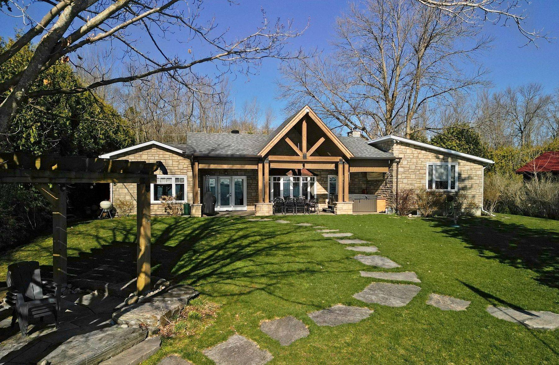 Oro-medonte, ON L3V 6H1,259 Moon Point DR E