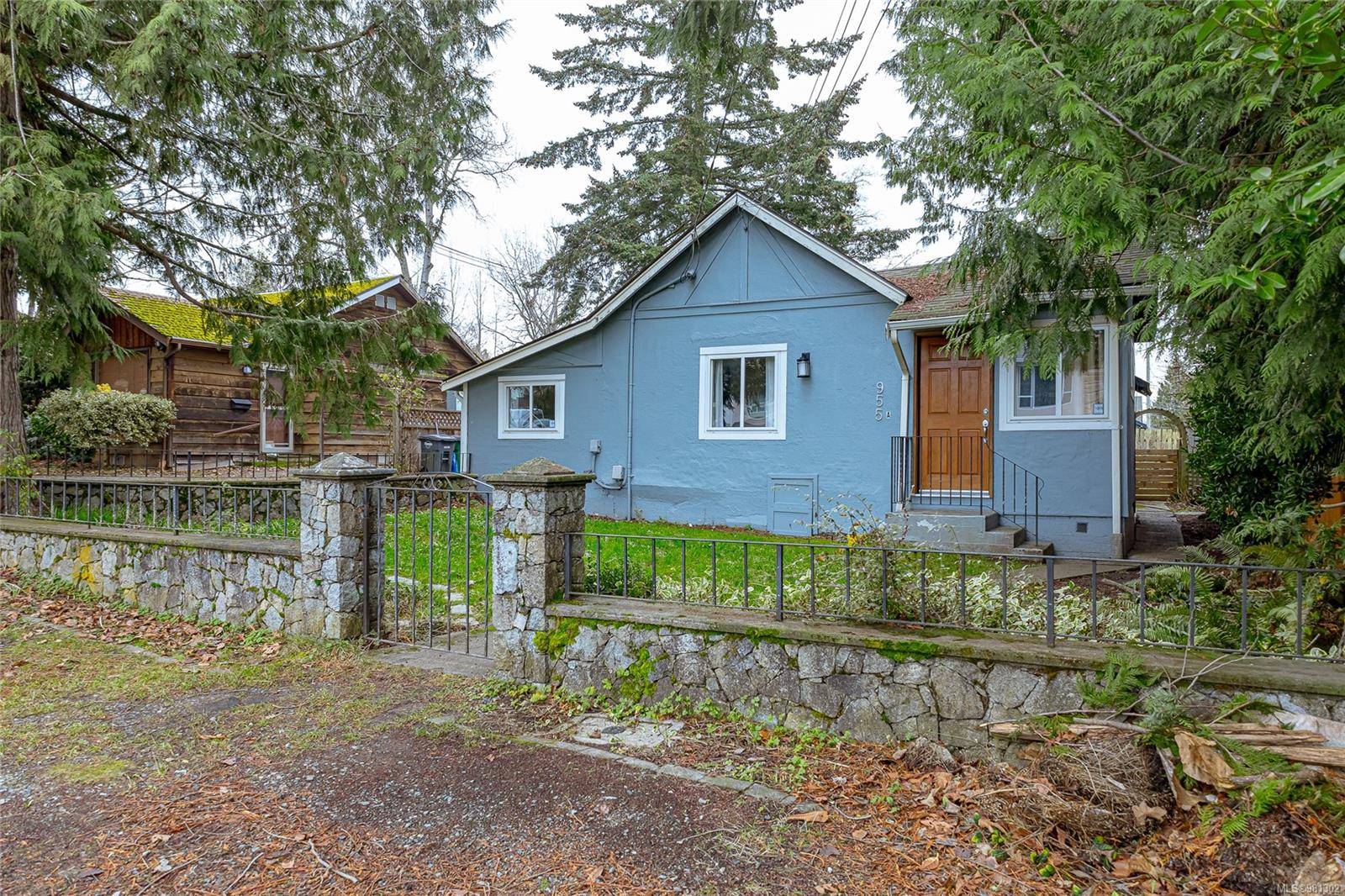 Saanich, BC V8X 2X8,955 Darwin Ave