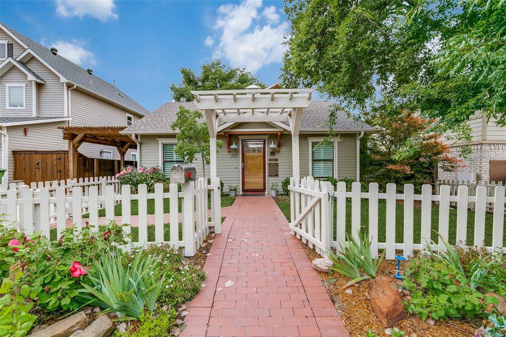 Grapevine, TX 76051,713 E Texas Street