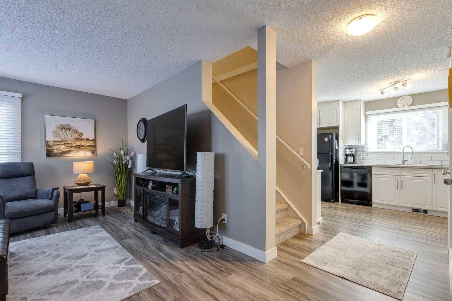 Calgary, AB T2J 6M6,231 Deerpoint LN SE