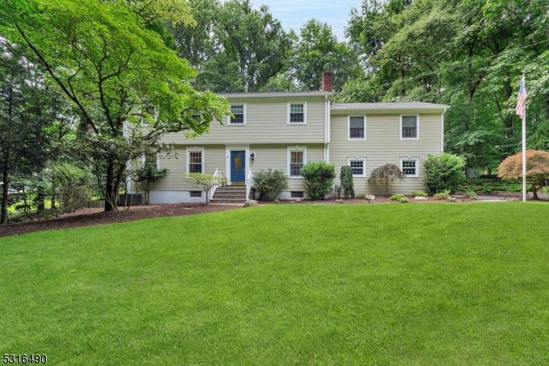 Upper Saddle River Boro, NJ 07458,8 Barnfield Ct