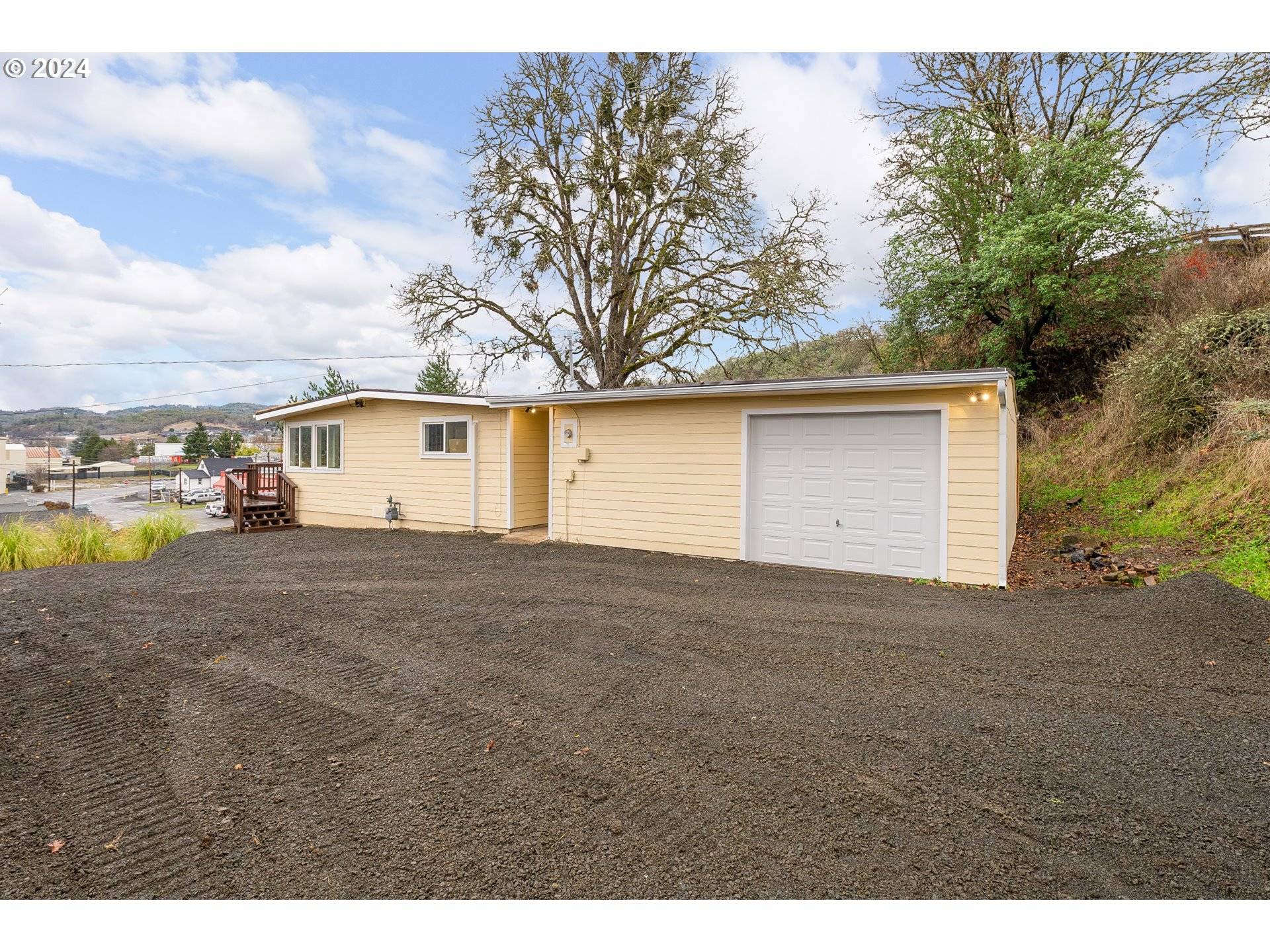 Roseburg, OR 97470,553 NE WEST AVE