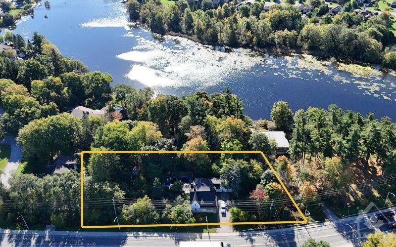 Manotick - Kars - Rideau Twp And Area, ON K4M 1K4,1022 BRIDGE ST