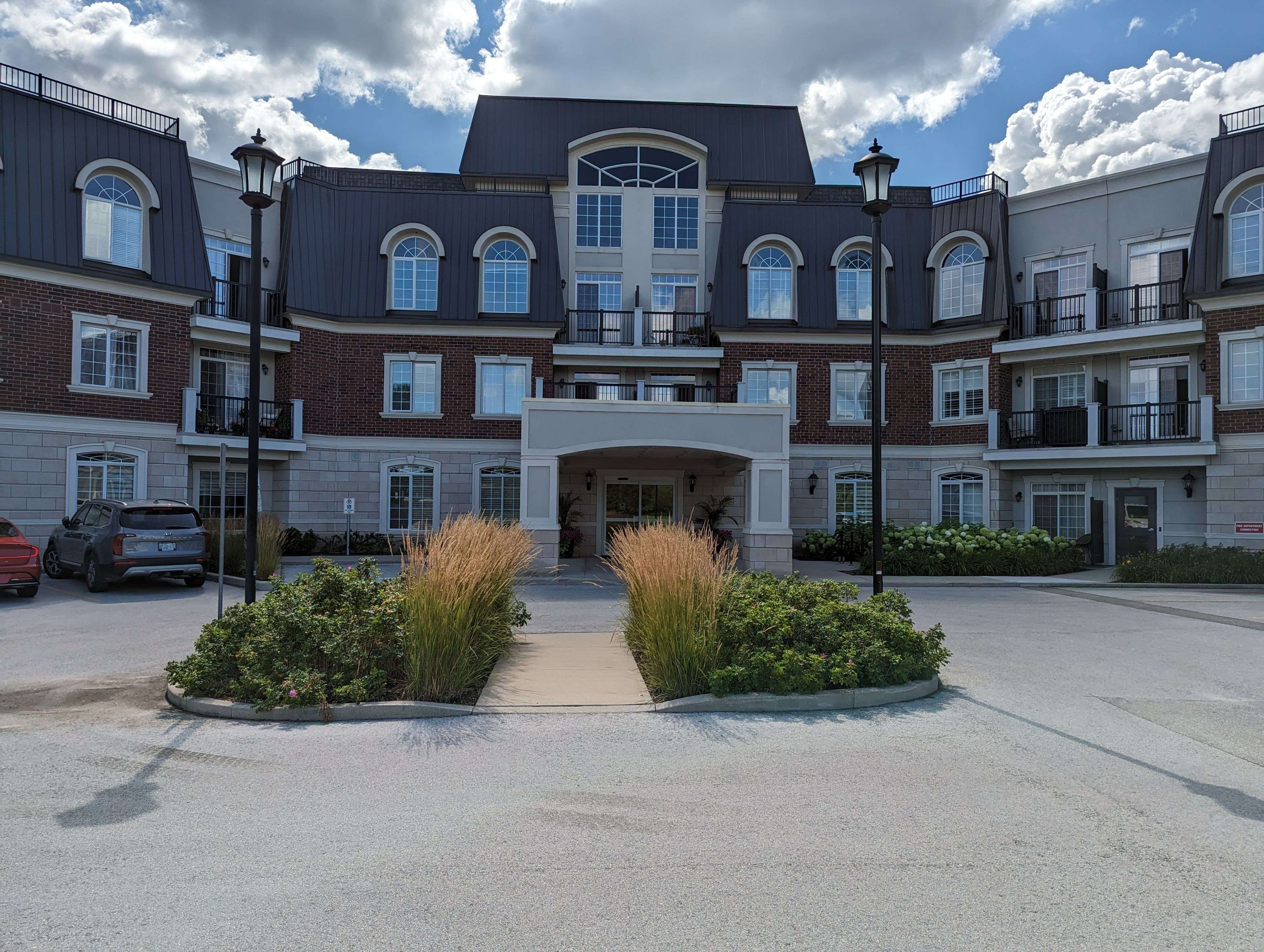 Oakville, ON L6M 0T4,2300 UPPER MIDDLE RD W #332