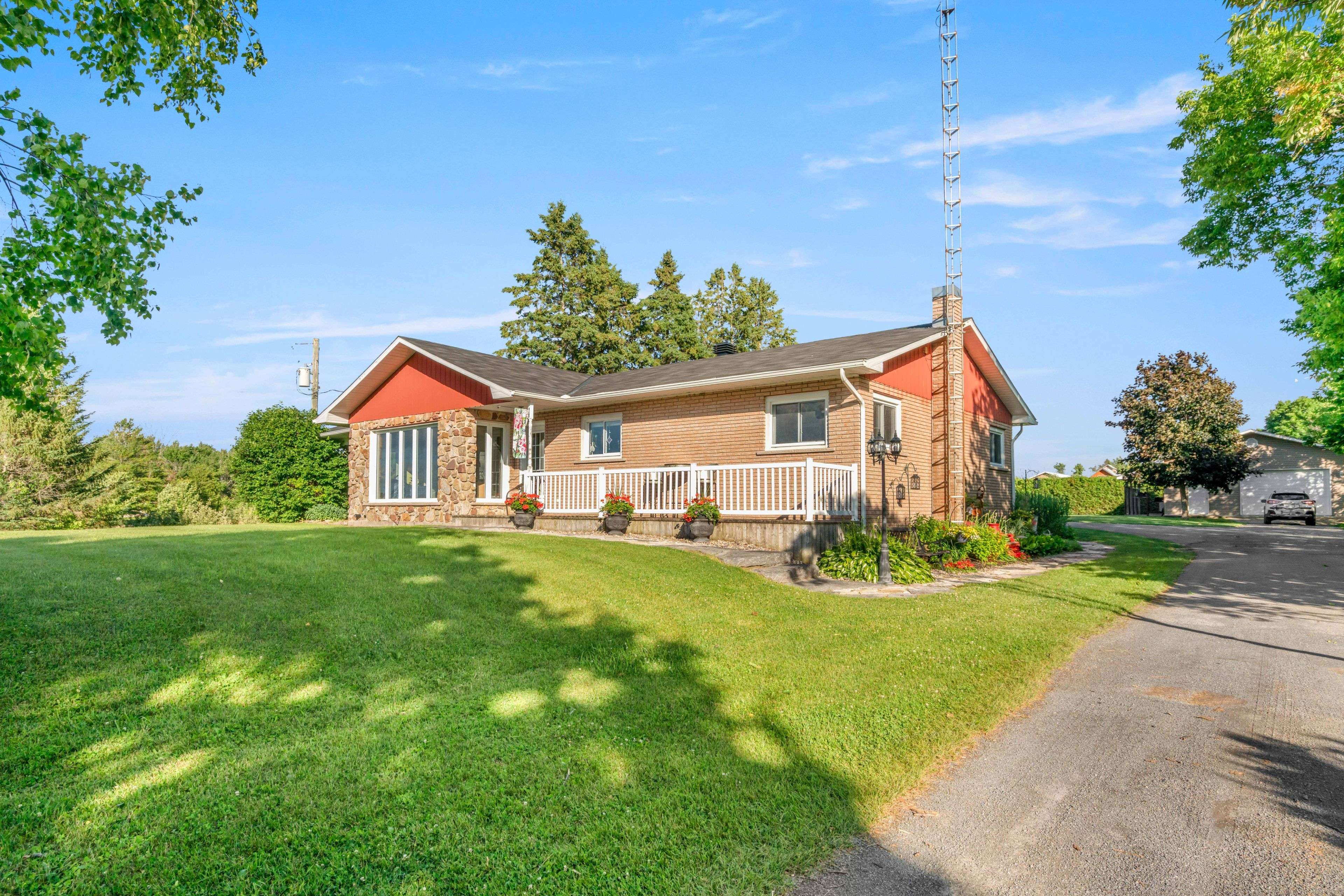 North Glengarry, ON K0C 1A0,21190 COUNTY 10 RD