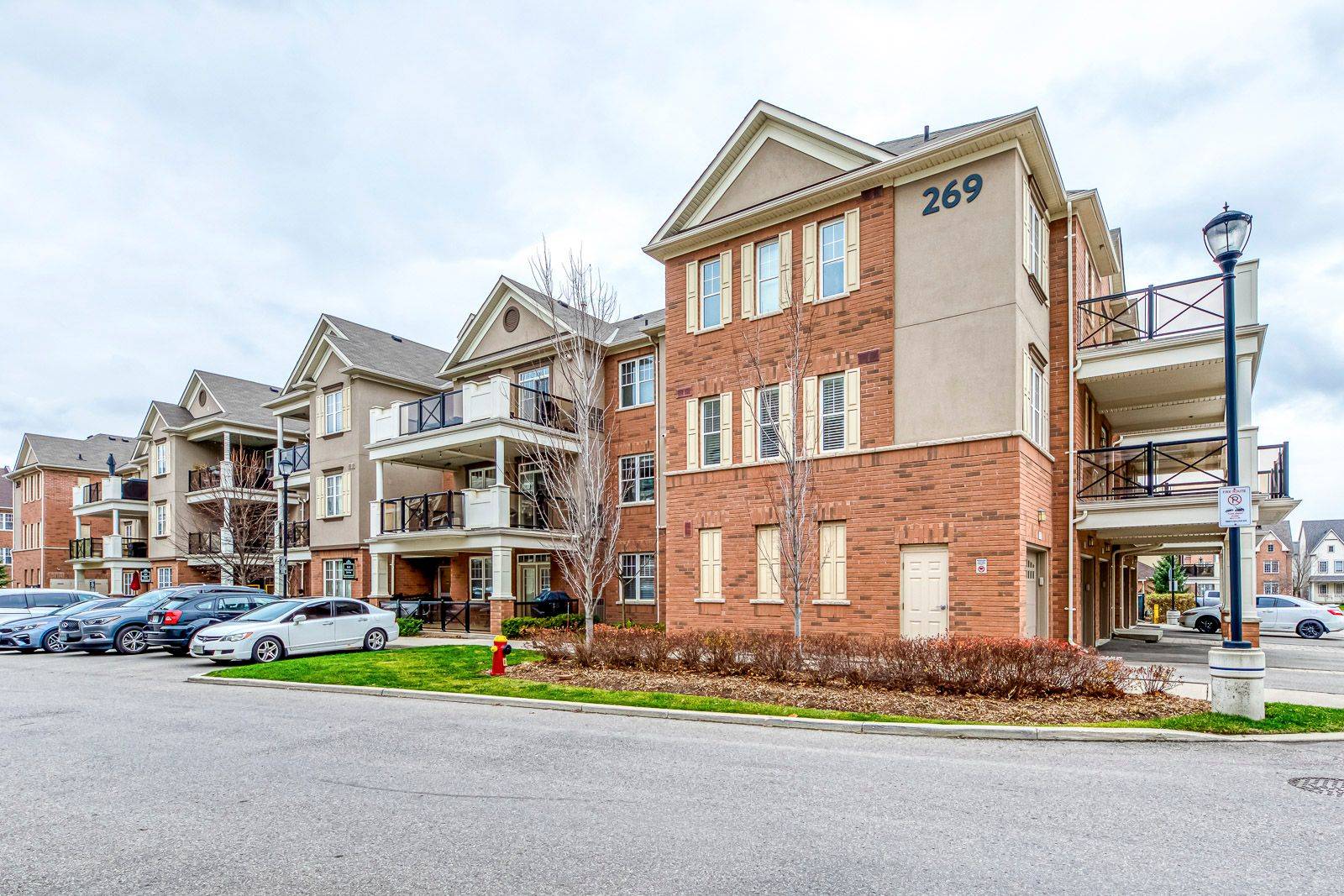 Oakville, ON L6H 0L1,269 Georgian DR #310