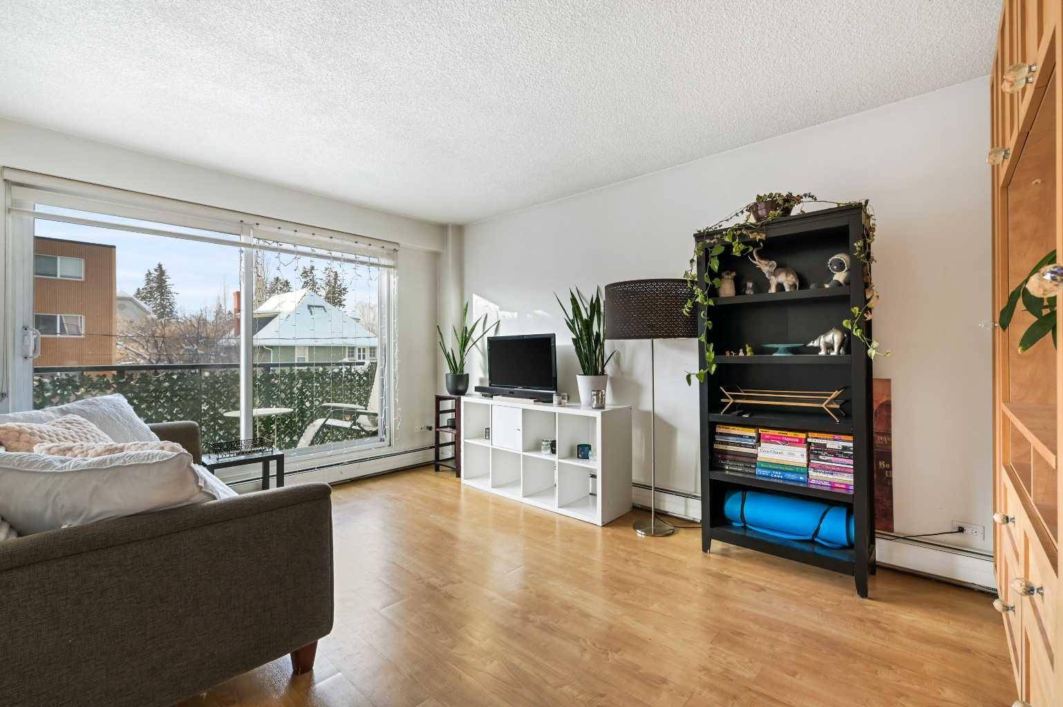 Calgary, AB T2T 0M7,1502 21 AVE SW #304