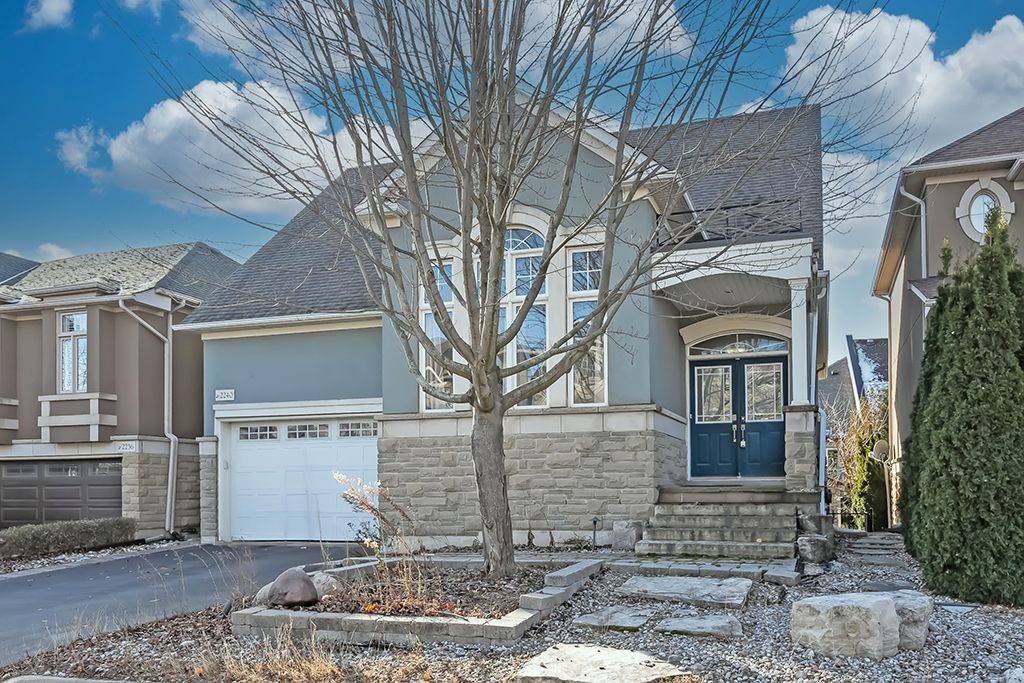 Oakville, ON L6M 5E6,2240 Blackbird CT