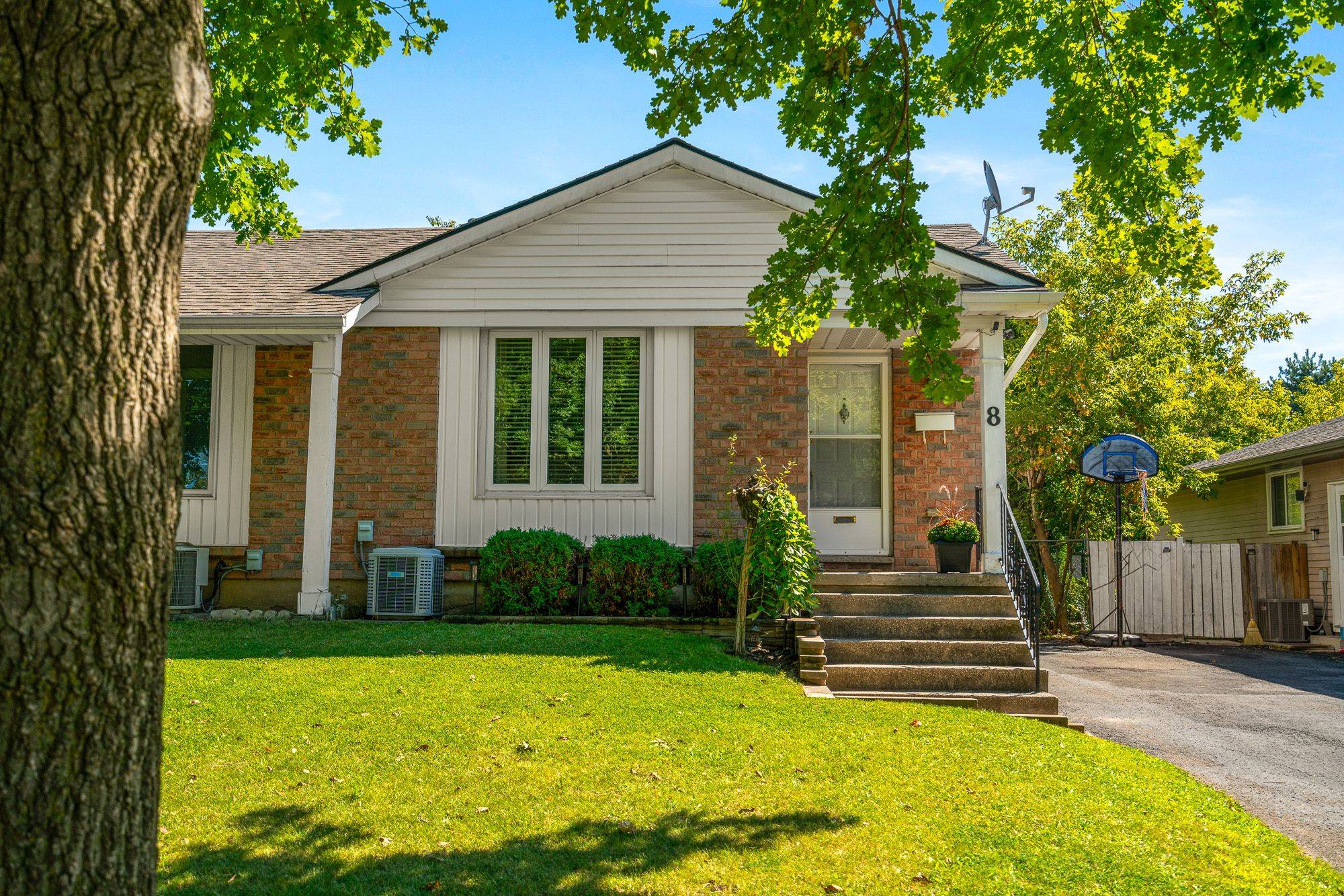 St. Catharines, ON L2N 7C5,8 Mcnicholl CIR E