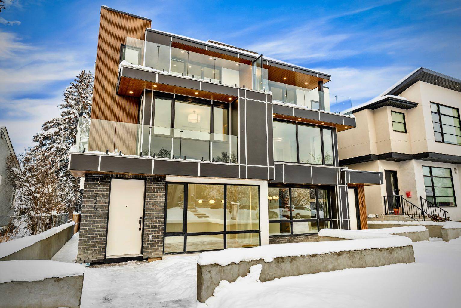 Calgary, AB T2M 2B2,724 25 AVE NW