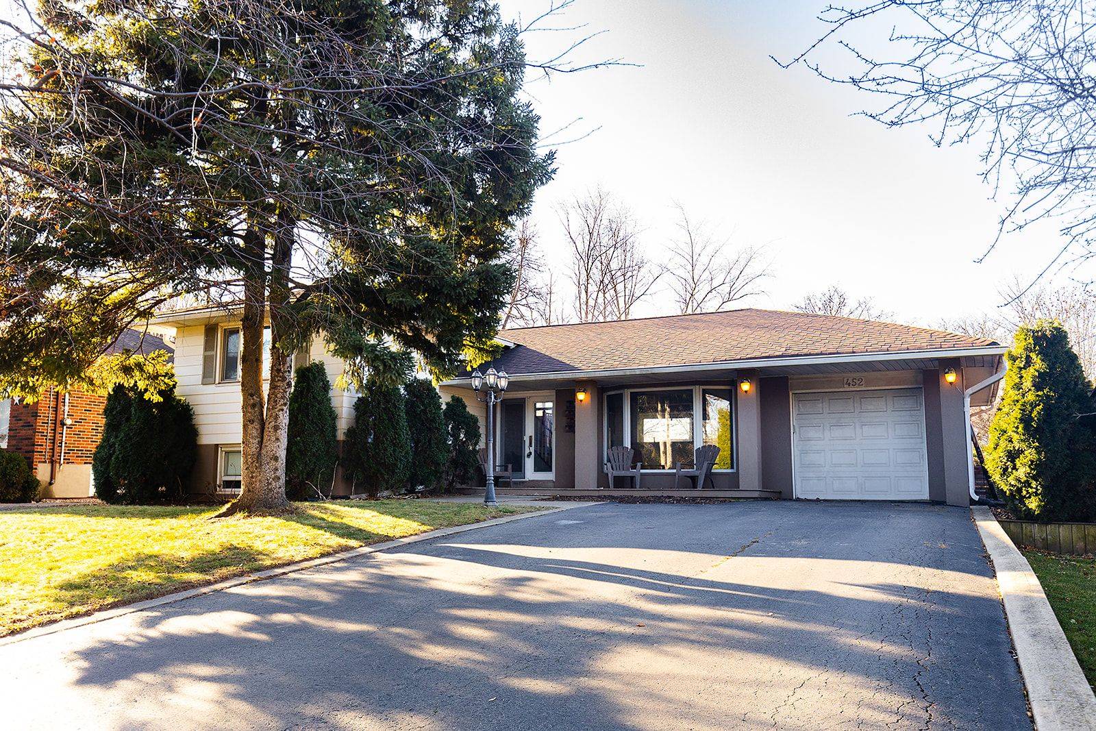 Oakville, ON L6L 3N8,452 Southland CRES