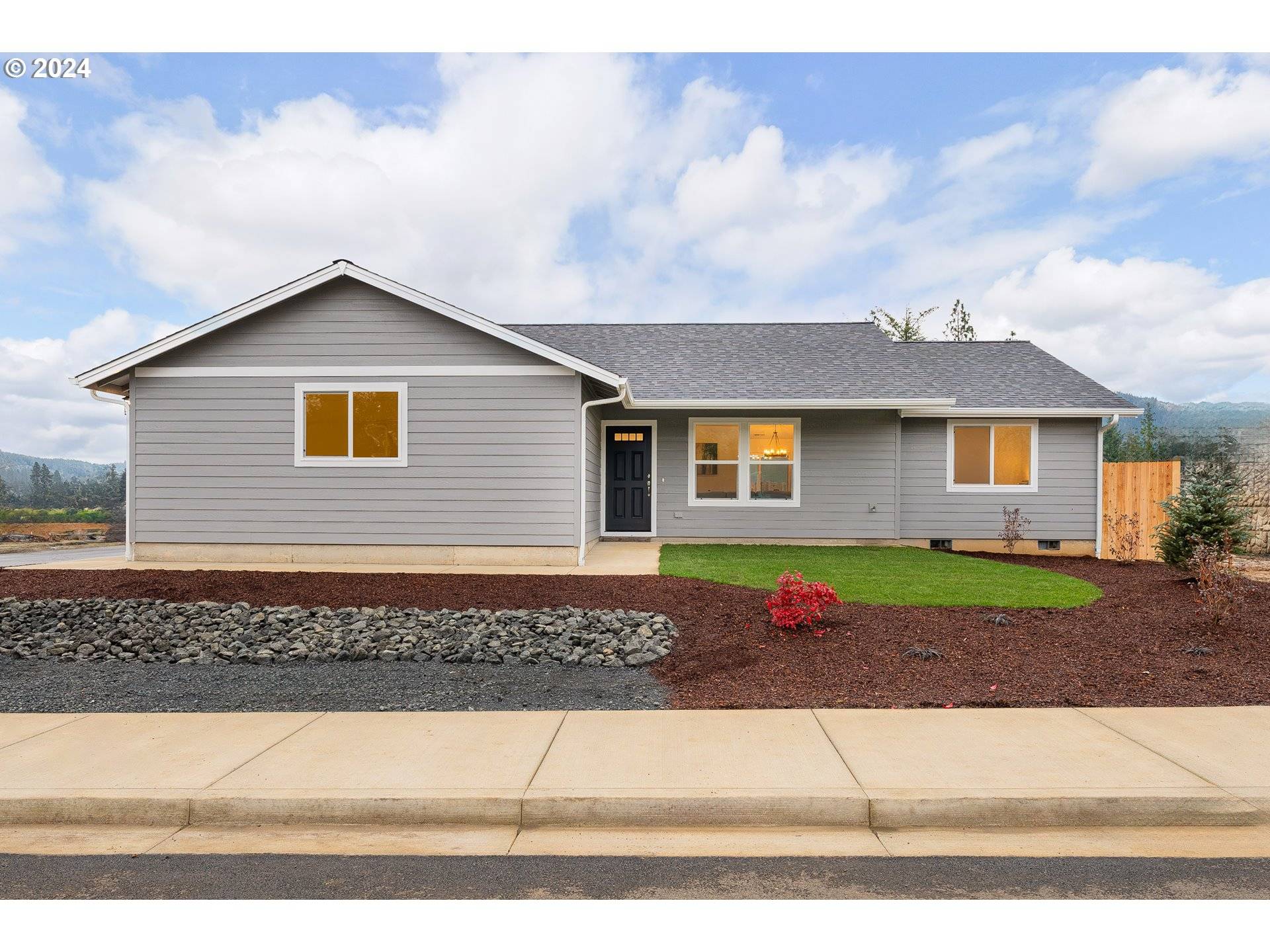 Sutherlin, OR 97479,868 FIR GROVE LN